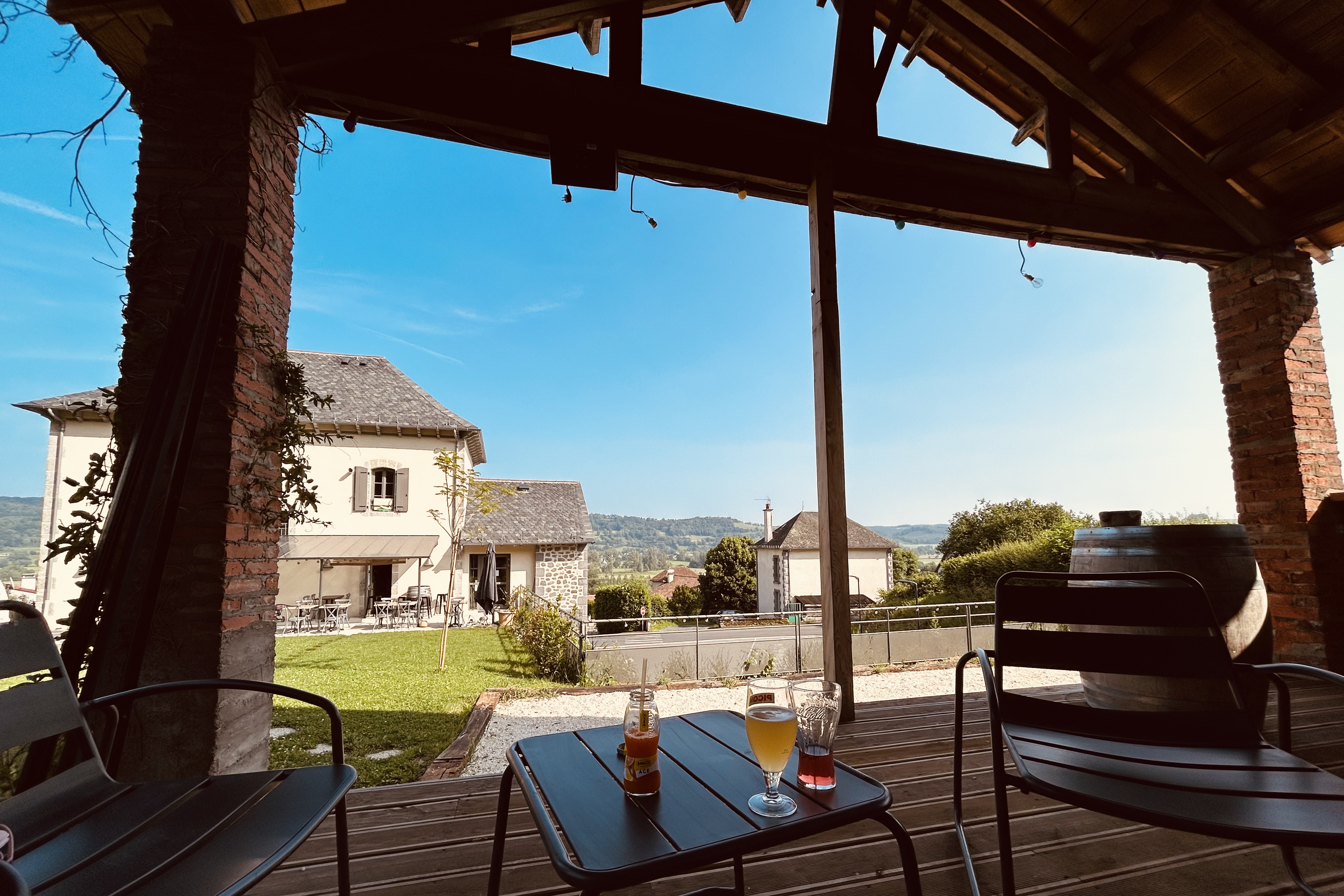 Vend fond de commerce 120000€ 
(Bistrot- Café- Restaurant - Pizzeria )

Au cœur d’un joli petit village du Cantal d’environ 500 âmes, disposant d’une école allant de la maternelle au primaire, vend fond de commerce situé à 10 minutes d’Aurillac et de ses commodités. 
Non loin également la station de ski Le Lioran à environ 30 minutes.
« ZRR » Zone Rurale à Revitaliser, donc loyer modéré et charges réduites…
Possibilité de soutien par le CCI (crédit à taux zéro…) .
Les murs et la licence appartiennent à la mairie. 
Location des murs du commerce 550€HT/mois.
Location de l’appartement familial type F4 (3 chambres) se situant au dessus du Bistrot, 120€/mois.

Description du fond:
  - Clientèle locale mais également touristique durant les périodes estivales.
- Emplacement privilégié au centre du village en contre bas de la N122, disposant d’un grand parking privé.
- Salle de restaurant d’environ 40 couverts avec une magnifique vue panoramique.
- Côté bar possibilité de 12 couverts.
- Côté terrasse donnant sur un jardin entretenu possibilité d’installer environ une douzaine de couverts également.
- Grand jardin aménagé d’une belle terrasse en bois pouvant accueillir des concerts et surplombant un terrain de pétanque… 

Points forts:
- Belle réputation (Google 4,8/5 - TripAdvisor 4,9/5 - Compte Facebook 100%).
- Clientèle régulière et locale autour d’un café en matinée, tout en refaisant le monde! 
- Clientèle régulière pour des menus ouvriers du lundi au vendredi midi.
- Repas à la carte et pizzas, les soirs.
- Les dimanches pour des repas en famille.
- Repas de groupes, associations, anniversaires …
- Soirée à thème 
- Dépôt de pains et journal la montagne…

Affaire saine et rentable avec encore un bon potentiel de développement.
Une belle opportunité pour un couple souhaitant s'installer dans un cadre vie agréable tout en exploitant un café restaurant prospère, avec une clientèle agréable et sans personnel à reprendre.

Afin d'harmoniser la vie de famille, notre choix a été de réduire le nombre de service à 5 midis et 3 soirs (voir 2 soirs en hiver) et de s'octroyer 6 semaines de fermeture annuelle...
Joli chiffre d'affaire en progression sur les 3 années (entre 2024-2025: environ 240000€HT) et pouvant facilement connaitre une marge de progression par une amplification du rythme ou si volonté de travailler avec des associés ou salariés…

Le projet de réaménagement de la bâtisse s’est achevé en Mai 2023 mené par l’action de la Mairie et le commerce a ouvert ses portes en juin 2023.
L’aménagement des locaux est aux dernières normes, accès voiture et sanitaire PMR. Tout le matériels nécessaires est complets, entretenus durant les 3 ans, donc en très bon état!
Tout est prêts et à disposition, aucun frais et investissement supplémentaire à prévoir pour vous lancer! 

Les plus: 
- Plusieurs caves et remises sous le restaurant pour stockage/réserve/chambre froide ou matériels personnels.
- Un des 2 garages (assez grand pour y garer un véhicule) mis à disposition par la mairie dans le bail .
- Une bâtisse clôturée (chenil) non attenante au bistrot pour y abriter du matériels de jardin, stocker la terrasse (tables et chaises)  ou jeux enfants durant l’hiver…
- Un arrêt de bus (arrêt scolaire) juste sous le Bistrot.
- Un village avec de nombreuses associations et événements !

Pour plus de renseignements ou de photos, merci de nous faire savoir votre intérêt pour le fond de commerce et votre sérieux .
Discussion et négociation possible dans la mesure du raisonnable.

Bien cordialement,
Sylvain&Sophie, 
Les gérants du Bistrot La Bascule .