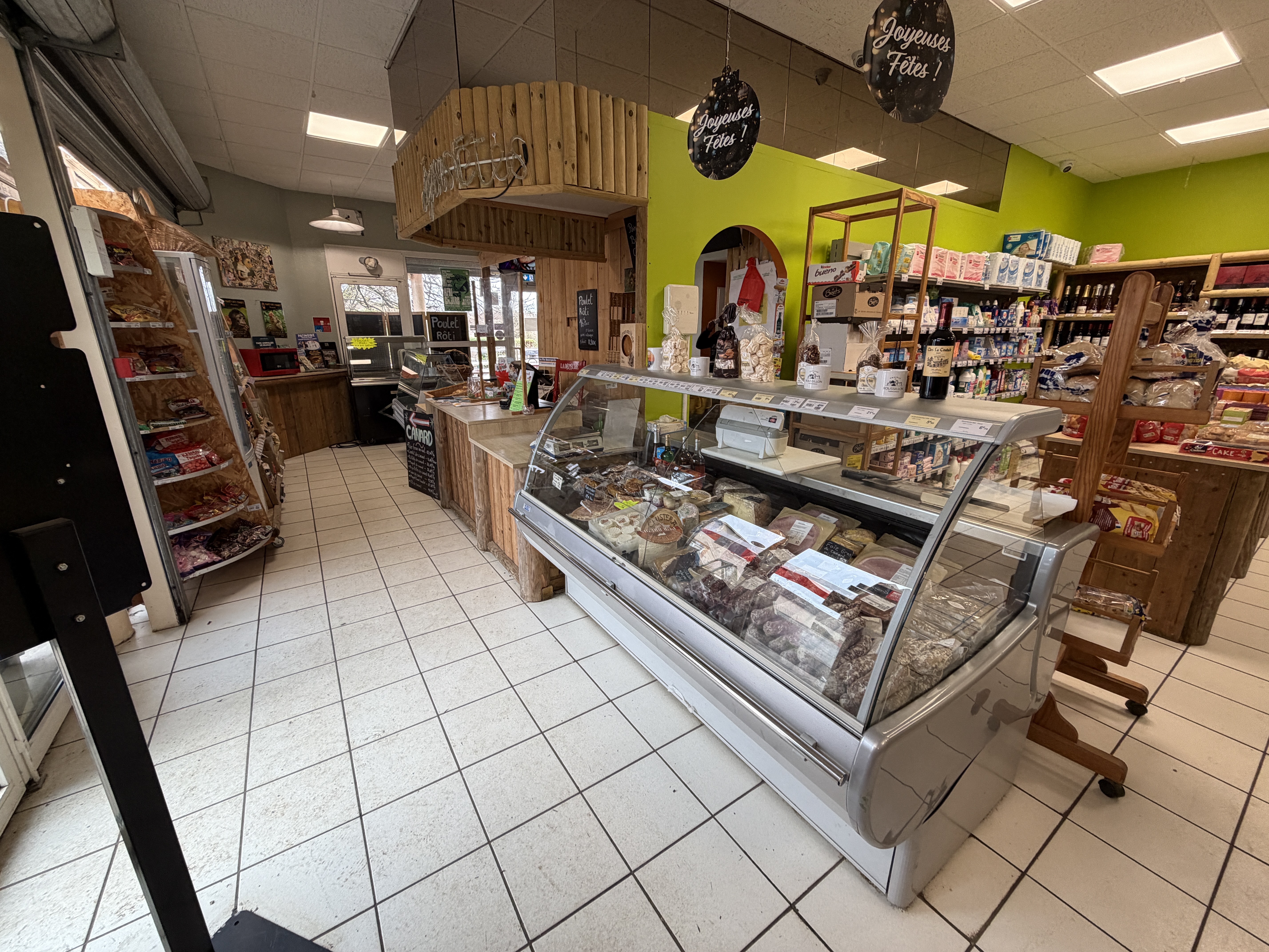 Au cœur d’un village vivant du Lot, Le Cinfeuil est une épicerie-bar-snack de proximité pleinement fonctionnelle, véritable lieu de vie local, aujourd’hui proposée à la reprise.

Le commerce est situé à Saint-Pierre-Lafeuille, sur un axe routier stratégique et très fréquenté : la D820, anciennement route nationale N20, reliant directement la sortie nord de l’autoroute A20 à Cahors.
Cet emplacement offre une excellente visibilité ainsi qu’un flux régulier de clientèle locale et de passage.

Les locaux appartiennent à la mairie, assurant un cadre stable et pérenne, avec un loyer modéré de 700 € / mois.

Activités en place

Le commerce fonctionne actuellement avec :

Épicerie de proximité (produits du quotidien et dépannage)

Bar convivial, point de rencontre du village

Snack / petite restauration

Dépôt de pain

Vente de produits locaux

Conditions de cession

Vente du fonds de commerce

Prix : 90 000 € + stock, hors frais de notaire

Locaux communaux – loyer mensuel : 700 €

Ce commerce conviendra parfaitement à un couple ou à une personne souhaitant :

S’installer durablement en milieu rural

Reprendre une activité existante, saine et reconnue

Bénéficier d’un emplacement stratégique sur un axe très passant

Allier commerce, lien social et qualité de vie

Une opportunité rare pour un projet de vie et d’entreprise en milieu rural, avec une activité complète déjà en place et un emplacement privilégié.

Renseignements complémentaires sur demande.