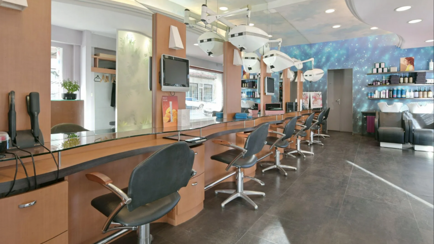 Implanté au cœur de Bagnoles de l'Orne, station thermale renommée et ville touristique dynamique (curistes, casino, visiteurs). Ce salon de coiffure bénéficie d’une visibilité exceptionnelle, d’un stationnement aisé et d’un environnement commercial attractif.

Le local est en parfait état. Il est entièrement équipé et ne nécessite aucun investissement.

Le salon est composé de :
- 3 bacs à shampoing, dont 2 avec fauteuils massant
- 8 postes de coiffage Matériel complets et entretenus
- Un aménagement permettant une circulation fluide et confortable
- 70 m2

L'équipe en place, aujourd’hui composée de deux salariées autonomes et une apprentie, est très agréable et dynamique.

La clientèle est fidèle, régulière, très sympathique, composée à la fois de résidents des environs, de curistes et de touristes.

Le loyer est très attractif. L'activité est saine, structurée et facilement transmissible.

La configuration du local (longueur et trois accès distincts) offre de réelles perspectives de développement :
- Séparation des espaces femmes / hommes
- Création d’un coin esthétique ou bien-être
- Développement de nouvelles prestations

Installé depuis 36 années, le salon jouit d’une belle notoriété et d’un rayonnement local.

C'est une très belle opportunité pour un(e) professionnel(le) souhaitant s’installer ou développer une activité dans un cadre agréable, avec une équipe en place et une reprise sécurisée.

De plus, des aides à l’installation peuvent être envisagées selon votre profil et votre projet grâce à la région.

N'hésitez pas à me contacter pour toute question.