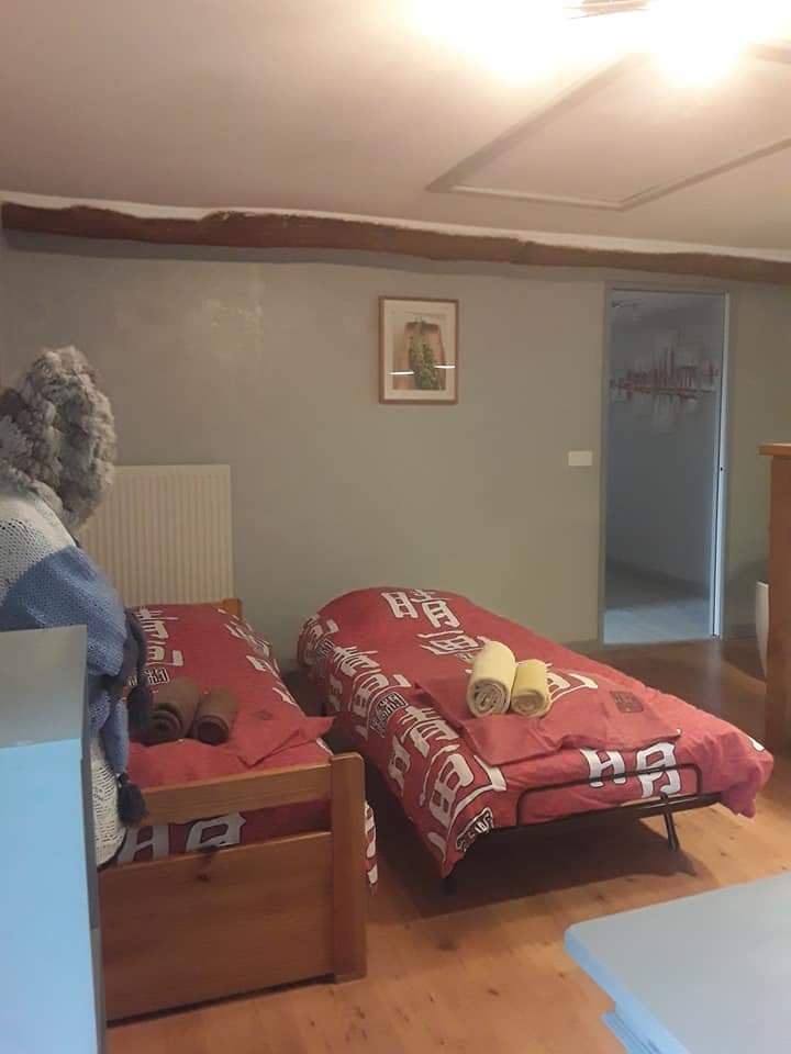 Vente d'une auberge et maison d'hôtes mur et fond de commerce environ 300m2 habitable sur environ 4700m2 de terrain plein centre village en eure et loir à quelques km du château d'Anet et de la chapelle royale à Dreux.