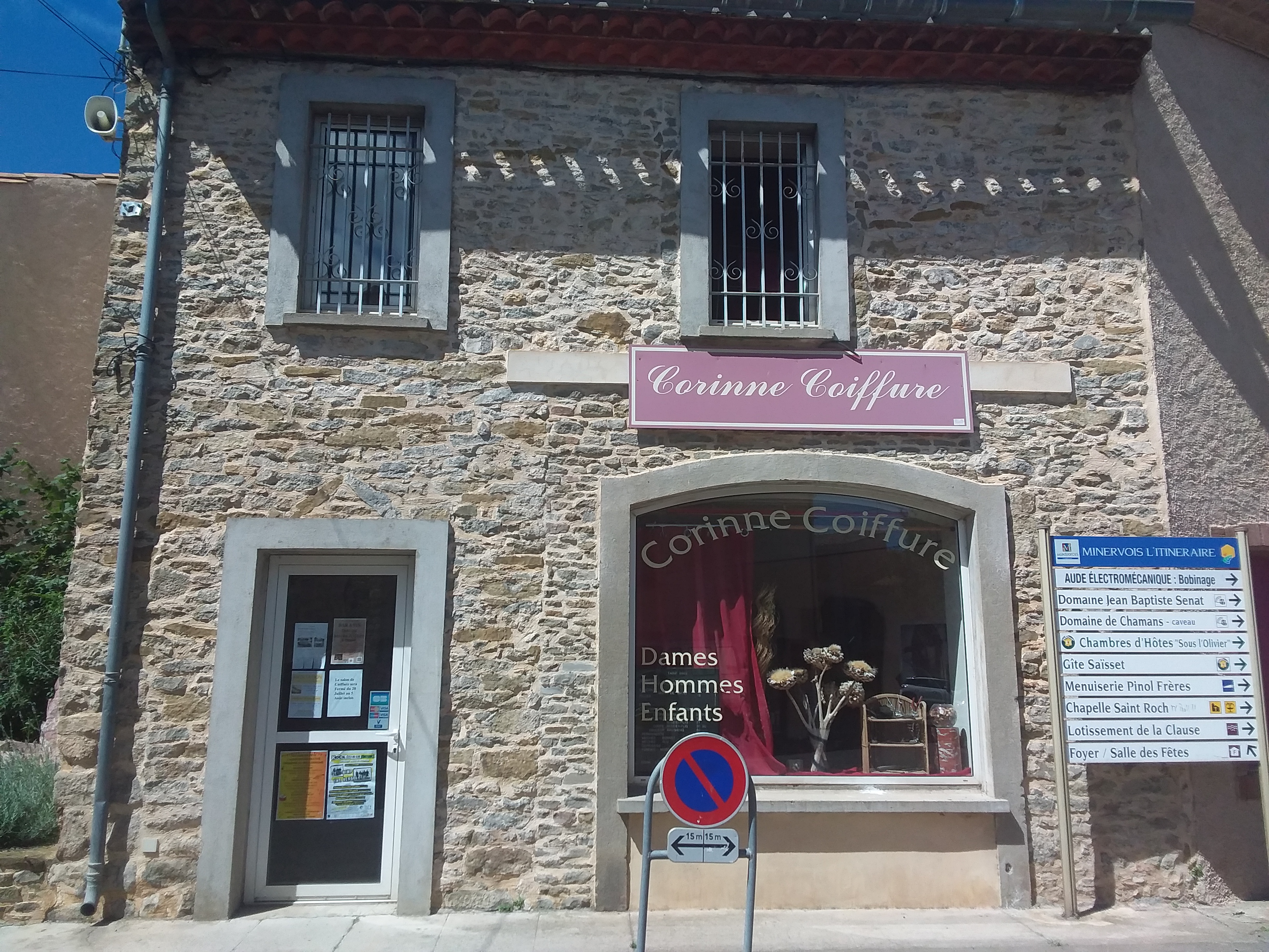 Vends pour cause de retraite,  salon de coiffure mixte créé il y a 18 ans dans un village du Minervois de 600 habitants avec école ,épicerie et de nombreux gîtes  entre Carcassonne et Narbonne au pieds de la montagne noire. Clientèle fidèle .
Local municipal sur 2 niveaux avec loyer mensuel de 110€