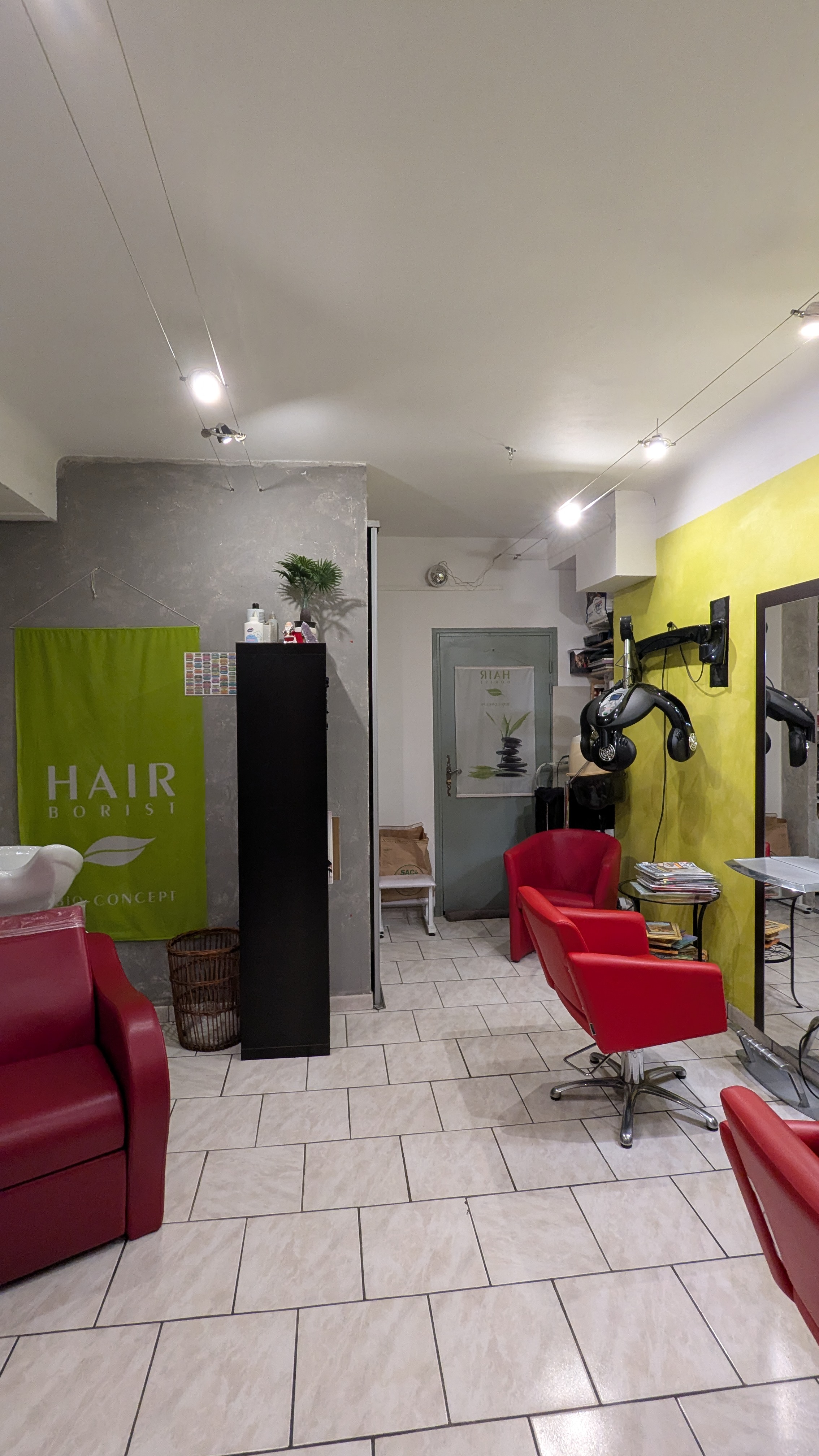 Salon de coiffure mixte 21m2 dans le 1er village bio de France .En activité depuis janvier 2009.Tres bonne clientèle, environnement de travail très agréable. Reprise sans salariés . Ce salon est situé dans la ZFRR(Zone France réalités revitalisation). Loyer 300€. 2 postes de coiffage,un bac électrique relève jambe et massage dos .Un climazon acheté en 2023.Chauffeau remplacé en 2023. Tout le matériel pour démarrer l activité est en place. Une petite réserve vous permet de stocker vos produits .
Vente pour cause santé. 
25000€.
Pour plus de renseignements n hésitez pas à me contacter.