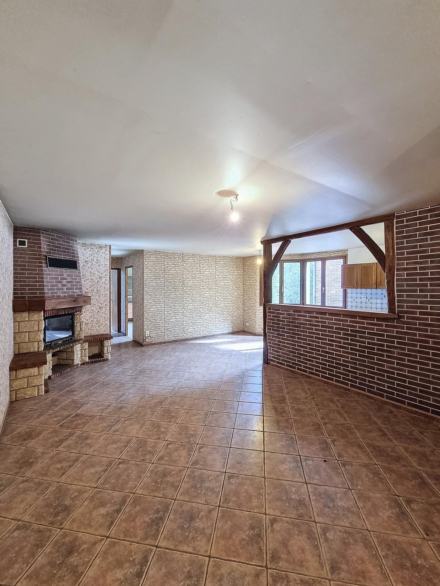 À vendre à Brienon-sur-Armançon (89210), ensemble immobilier comprenant les murs d'un ancien commerce de boulangerie, libre de toute occupation
Le bien se compose de :
- espace commercial de 112 m2 (boutique + fournil/labo
- un appartement de 104 m2
- une grange /dépendance de 60m2
Activité arrêtée depuis 2020 – 

Matériel professionnel de boulangerie présent sur place, estimé à 24 000€, non inclus dans le prix, négociable séparément selon projet  Emplacement centre-bourg, stationnement à proximité  Fort potentiel : commerce de bouche, activité artisanale, création d'activité,  reconversion

Taxe foncière : 2 400 €
 Prix des murs : 137 000 €

 Découvrez cette ancienne boulangerie, rénovée en 1993, fermée fin 2020, qui ne demande qu'à rouvrir ses portes.

Situé sur un terrain de 289 m², cet immeuble comprend un local commercial au rez-de-chaussée (composé d'un espace de vente de 2 laboratoires et de 2 chambres froides), un appartement lumineux et spacieux à l'étage (offrant une belle pièce de vie avec cheminée, cuisine ouverte, 3 chambres et une salle de bain), ainsi qu'une grange offrant des possibilités de transformation

Le local commercial au rez-de-chaussée est idéal pour les entrepreneurs souhaitant s'installer dans un quartier dynamique

La grange, quant à elle, peut être transformée en espace de vie supplémentaire ou en atelier
Cet immeuble, bien que nécessitant quelques rafraîchissements intérieurs, est doté d'un chauffage individuel et d'une cave

À seulement 5 minutes à pied, vous trouverez :
pour vos enfants : une crèche, une maternelle, une école élémentaire, un collège, un centre de loisirs,
commodités : médecins, pharmacie, coiffeurs, garagiste, fleuriste, un supermarché, des restaurants, des bars

Pour des moments de détente: le canal de Bourgogne ainsi que la rivière Armançon seront propices à de belles ballades à pied ou à vélo Les activités proposées sont multiples ( foot, danse, zumba, badminton, judo, tir à l'arc, école d musique, médiathèque,
Ne manquez pas cette opportunité unique de posséder un immeuble avec un fort potentiel commercial et résidentiel