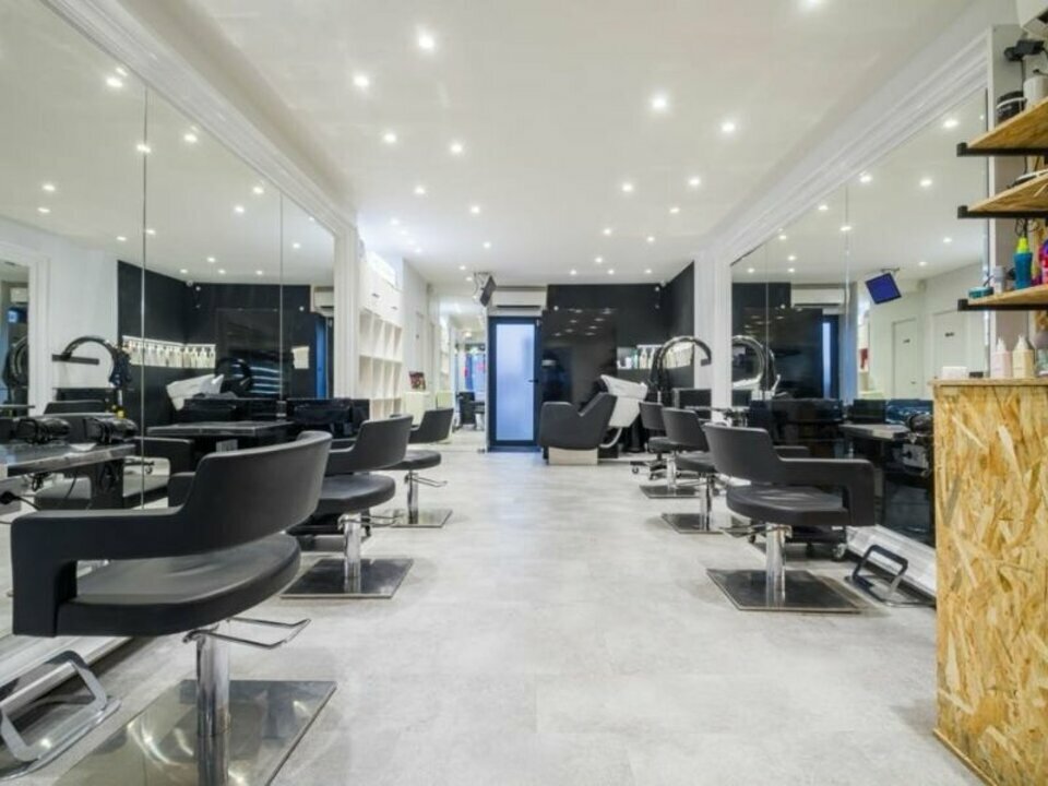 Salon de coiffure féminin de 220 m² à vendre, entièrement rénové en 2015 avec des peintures refaites il y a deux ans. Situé dans une rue piétonne très fréquentée du centre-ville historique, à proximité d’un parking (moins de 200 m).

Le salon est réparti sur plusieurs étages et comprend divers espaces de coiffage, de vente, de soins esthétiques, ainsi que des zones de repos pour les employés.

Emplacement stratégique et infrastructure moderne, idéal pour un professionnel souhaitant s’installer dans un cadre attractif avec une clientèle établie.

Surfaces : 
Au rez-de-chaussée : accueil, espace vente de produits, 6 places de coiffages, 2 bacs de lavage massants, un WC.
A l'extérieur : une chaufferie à production d eau chaude, sèches linge et lave linge avec petite cours.
Au 1er étage : 8 places de coiffages + 2 bacs de lavage avec massage e à air pulse et un WC.
Au 2nd étage un espace bureau, un espace accueil et une pièce de soins esthétique avec toilette et douche : loué à une esthéticienne indépendante.