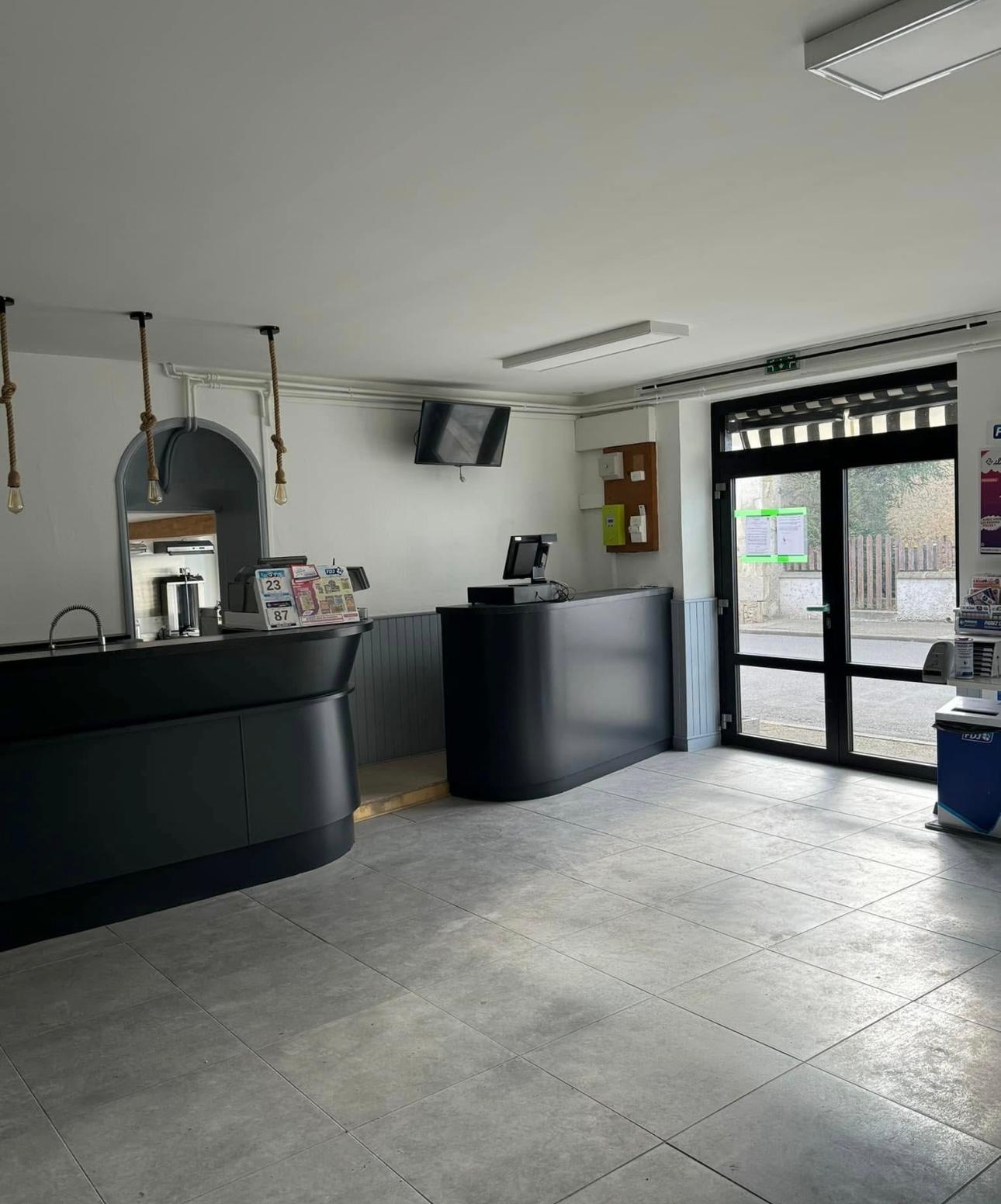 La commune de d’Etroussat (03140) recherche un gérant pour la reprise du bar/épicerie avec dépôt de pain/snack du village, idéalement situé, au carrefour de la place de l’église. Le commerce, climatisé, est doté d’une terrasse extérieure et d’un logement qui complète l’ensemble.
Axe routier avec un passage moyen de 1500 voitures/jour.
Etablissement à louer avec tout l’équipement nécessaire pour lancer l’activité (four à pizza, friteuse, broche à kebab, rayonnage, frigo …)
Autres activités possibles existantes auparavant :
- Relais colis
- Française des jeux + PMU
- Dépôt tabac
- Dépôt gaz
Licence IV mise à disposition.
Espace épicerie/réserve : 100 m² + 30 m²
Espace bar : 60 m²
Espace snack : 40 m²
Une terrasse de 150 m²
Loyer : 500 €/mois
Prévoir un investissement minimum pour le besoin en fonds de roulement et la trésorerie nécessaire au lancement de l’activité.
Vous êtes professionnel de la restauration et cette opportunité vous a séduit ? Vous pouvez prendre contact avec la Mairie d’Etroussat pour tout renseignement complémentaire.
Tel : 04.70.56.70.67
Email : mairie@etroussat.fr
+ d'info : Etroussat compte 700 habitants, la commune est située au centre du département Allier (région Auvergne Rhône-Alpes) et appartient à la Communauté de Communes Saint-Pourçain Sioule Limagne.