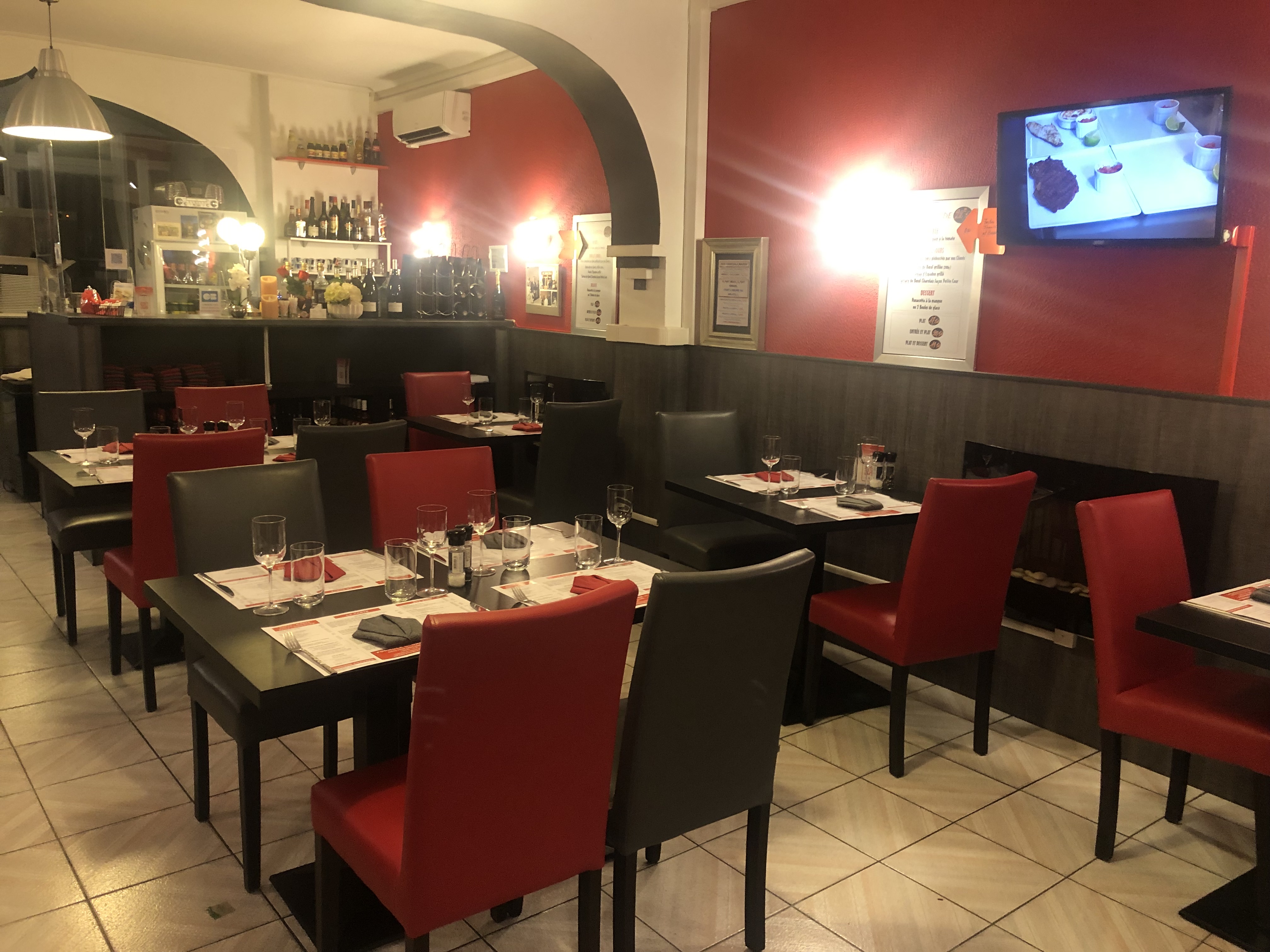 VENDS RESTAURANT CAUSE RETRAITE ET SANTÉ (84 et 74 ans)
*pour le prix d'une gérance!!
SPÉCIALITÉ DE VIANDE ET POISSONS GRIILLÉS AU FEU DE BOIS
EN CENTRE VILLE DE NARBONNE, VILLE DU PLUS BEAU MARCHÉ DE FRANCE
SALLE 24 PLACES ET COUR INTÉRIEURE 16 PLACES
( véranda bioclimatique avec brumisateur l'été et chauffage l'hiver)
TRÉS BONNE NOTORIÉTÉ DEPUIS 30 ANS
IDÉAL COUPLE PROFESSIONNEL
AGENCE ET CURIEUX S'ABSTENIR
55.000€ " a débattre dans la mesure du raisonnable"