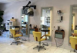 Sisteron vends Salon de coiffure mixte
Superficie 50 m2
Réserve indépendante 
Vente. :    - Fond de commerce  25 000 €
                  - Murs.                            60 000 €
Centre ville 
5 postes de coiffage
2 bacs
Climatisation / chauffage   Réversible