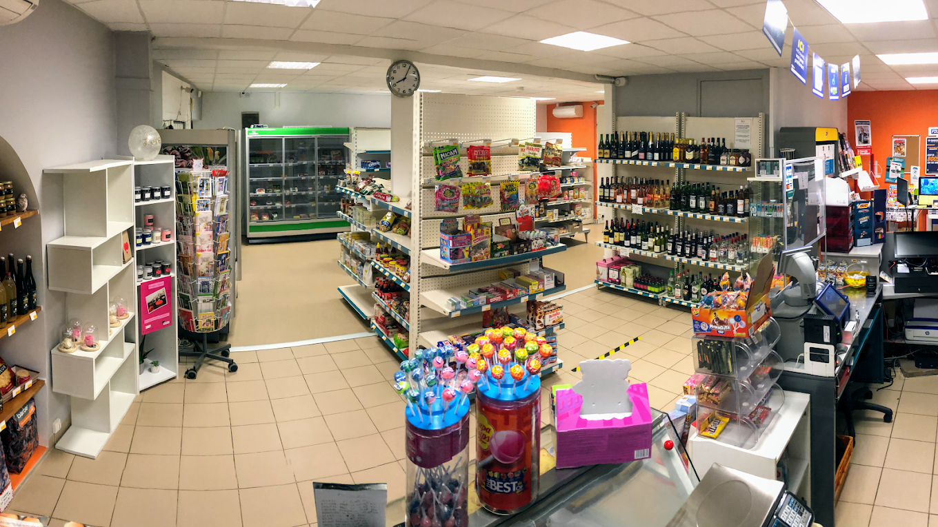 A saisir, sur la commune de Chiré-en-Montreuil, sur une route départementale, à 20km de Poitiers, un grand parking d'accès, un fond de commerce "une épicerie multi-services" avec débit de tabac, journaux, FDJ et relais poste.
Un local d'une superficie de 80m2, un logement de fonction au-dessus de 4 chambres et un jardin.
Entreprise individuelle, possibilité d'une franchise.
Possibilité d'exercer l'activité traiteur. 
Plusieurs axe de développement sont encore possible.
Loyer avantageux car, les murs appartiennent à la mairie.
Ecole primaire et collège à proximité.
VENDS CAUSE MALADIE
