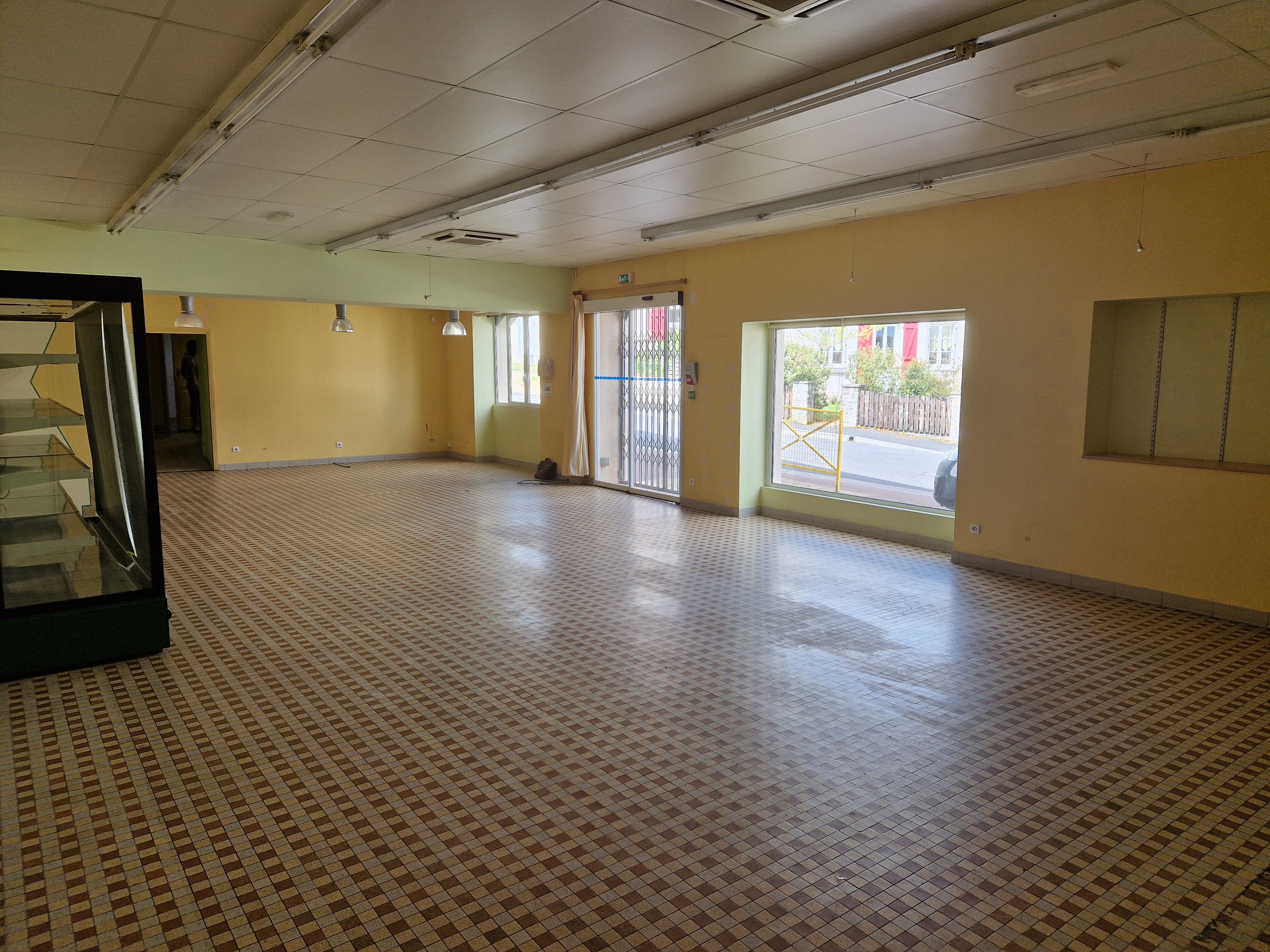 La commune de Marigny-Marmande (Indre-et-Loire) propose la location d'un local commercial d’environ 100 m², idéal pour l’exploitation d’une épicerie générale avec activités complémentaires (dépôt de pain, pâtisserie, gaz, fleurs etc.) et potentiel service de livraison à mettre en place.

Atouts du projet :

- Répond aux besoins d’une clientèle locale : 6 communes voisines soit environ 2500 habitants sans concurrence
- Afflux touristique saisonnier : randonnées, boucle vélo et hébergements (12846 nuitées en 2024 dans le secteur)
- Présence immédiate d'une résidence senior et arrivée de nouvelles familles (école, projet de crèche)
- Evènements réguliers autour de la truffe (capitale de la truffe de Touraine) et de la gastronomie locale (marché thématiques, animations)
- Vie associative dynamique
- Accessibilité : parking, accueil vélo et bornes de recharge électrique à proximité

Description du local : Surface commerciale de 100m², réserve, chambre froide négative entretenue régulièrement, pompe à chaleur avec clim réversible, vitrine sécurisée. Un rafraichissement est à prévoir.

La commune soutient le projet :

- Loyer attractif : 325€ HT par mois
- Logement possible à proximité
- Participation possible aux travaux de rafraîchissement.

Projet idéal pour une personne autonome et polyvalente, souhaitant entreprendre en milieu rural dans un cadre de vie dynamique et accueillant.