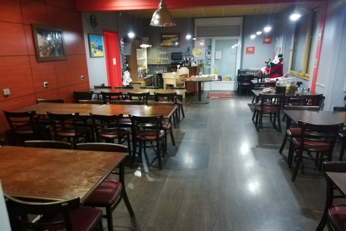 Boucherie charcuterie traiteurs
Salle de restaurant 50 couverts
Logement  a l étage idéal couplé