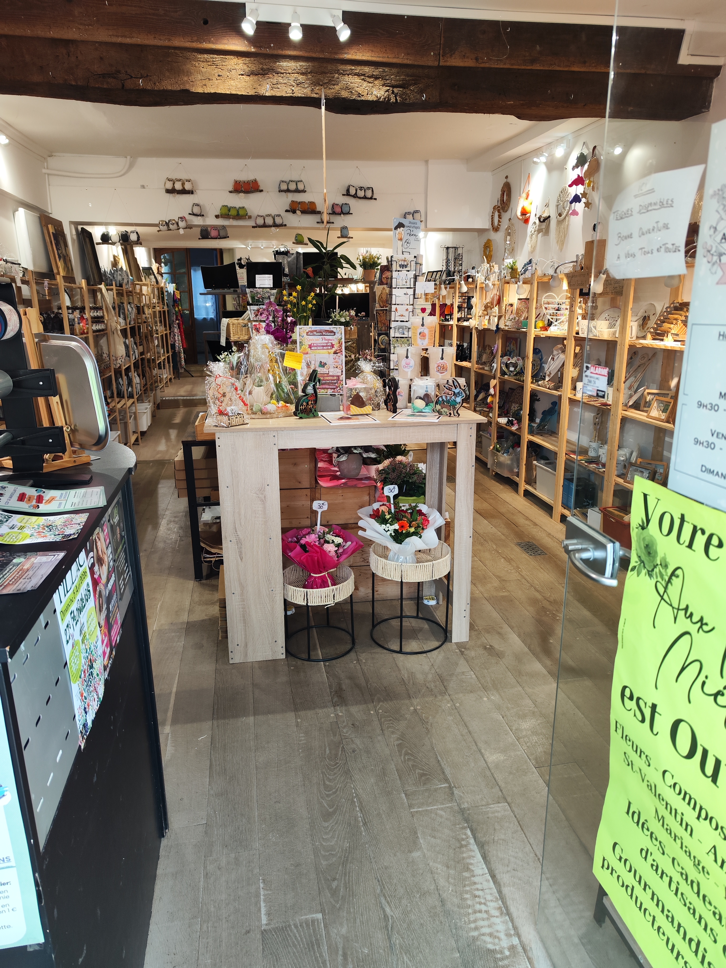 🌺 Boutique de fleurs & artisans créateurs 🌺
📍GERS ~  Miélan (32170) 
✨ Emplacement n°1 ~ AUCUNE CONCURRENCE✨

Après avoir fait évoluer la boutique exactement comme je le souhaitais — clientèle fidèle, réseaux sociaux très actifs et même une reconnaissance par le guide Petit Futé — il est temps pour moi de laisser place à de nouveaux projets ! 😉

✨ Présentation de l’activité :
Boutique chaleureuse et reconnue, un concept unique alliant :
🌸 Fleurs fraîches et plantes en pot
🎨 Environ 50 artisans créateurs en dépôt-vente (qui paie un loyer pour l'emplacement)
🧺 Une vingtaine de producteurs locaux (produits alimentaires)
🎣 Vente de cartes de pêche 
🧵 Présence d’une couturière une fois tous les 15 jours

~ La boutique bénéficie d’une clientèle fidèle composée principalement de particuliers de Miélan et des communes alentours.
~ Grâce au site internet, l’activité florale attire également une clientèle extérieure.
~ Environ 20 mairies font régulièrement confiance à la boutique pour les cérémonies et commémorations.

✨ Description du local :
* Surface d’environ 75 m²
* Bureau séparé pouvant servir :
-- d’espace boutique
-- de bureau administratif
-- ou d’atelier de fleuriste

~ Mobilier d’exposition récent (2021 à 2025), en très bon état
~ Logiciel de caisse inclus (ordinateur + tablette Surface)
~ Système de vidéosurveillance
~ Stock de consommables et stock fleuristerie inclus dans le prix

✨ Emplacement :
📌 Situation idéale, juste à côté de la pharmacie, en plein centre du village.

À proximité immédiate :
* Mairie
* boulangerie-pâtisserie
* boucherie
* cave à vin
* Petit Casino
* bureau de tabac / PMU
* 1 salon esthétique 
* 2 salons de coiffure
* 1 onglerie 
* Maison de santé à venir, mais 4 médecins déjà en activité ; 2 kinés 

➡️ Fort passage et excellente visibilité.

✨ Potentiel de développement
Idéal pour :
~ un(e) fleuriste souhaitant développer l’activité florale
~ une personne recherchant un concept clé en main
~ possibilité d’élargir les horaires d’ouverture pour augmenter le chiffre d’affaires

✨ Accompagnement :
✔️ Accompagnement possible les premiers temps :
* fonctionnement du dépôt-vente
* prise en main de la caisse
* organisation et gestion quotidienne

💰 Prix du fonds de commerce : 15 000 € 
🏩 Loyer mensuel : 400€