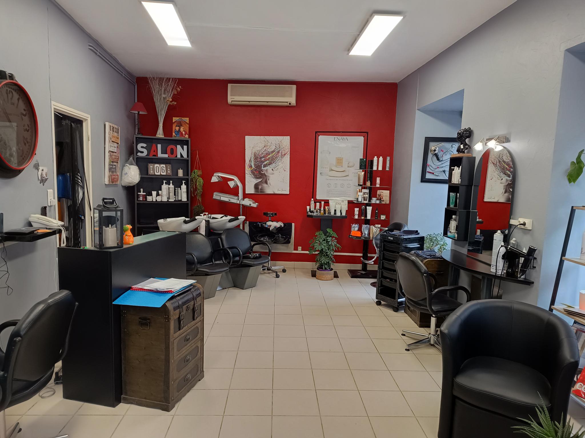 Vend salon de coiffure mixte existant depuis plus de 10 ans et situé dans sur une commune dynamique à proximité de Marmande.
Clientèle mixte, variée, fidélisée à l'année.
Emplacement idéal, dans l’épicentre du village, dans un local très lumineux d’environ 40m2 refait à neuf en 2020 et tout équipé. Grandes vitrines sur plus de 10 mètres linéaires. Des stationnements gratuits sont situés devant et à proximité du salon. 
Equipement complet : 2 postes de travail ; 2 bacs avec fauteuil, 1 comptoir, 2 sièges d’attente... Climatisation réversible. 
Grand espace de stockage de plus de 12 m2 et un espace cuisine, salle repos… de plus de 12 m2 également.
La cheffe d’entreprise assure seule à ce jour l’ensemble de l’activité. Le fonds est exploitable immédiatement, aucun investissement supplémentaire n'est à prévoir. Bail commercial suivra à la reprise. 
De réelles possibilités de développer le chiffre d’affaires facilement car aucune présence ni sur internet ni sur les réseaux, pas de communication…
CA constant autour des 35 k€. Il n’y a pas de caisse enregistreuse, ni système de réservation en ligne…
Cession du fonds de commerce :  
Possibilité d’être accompagné à la reprise par un conseiller de la Chambre de Métiers et de l’Artisanat du Lot-et-Garonne