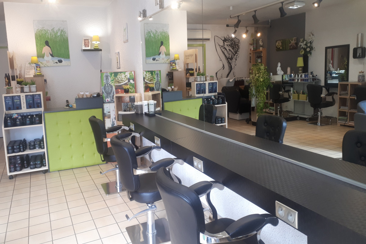 VENTE SALON SPECIALISTE EN VEGETALE A VOIRON 38500.
Vous voulez vous lancer dans la coloration végétale, je peux vous accompagner pendant l'achat de mon salon.
Nous travaillons la coloration avec marcapar végétale et Végétalement Provence. Salon situé près de l'église de Voiron dans un coin tranquille. Une clientèle fidèle depuis 2010. Local de 64 m2 avec une cuisine, un labo ( l linge s linge) 5 places de coiffage ,2 bacs ergonomique, 3 places d'attente. Vitrine sur 2 grandes baies vitrée refaite juin 2020 très lumineux. Climatisation réversible. Parking arboré devant le salon.

Loyer 550 euros. Prix 90 000 euros.

Pour tout renseignements n'hésitez pas a me joindre.0476659258