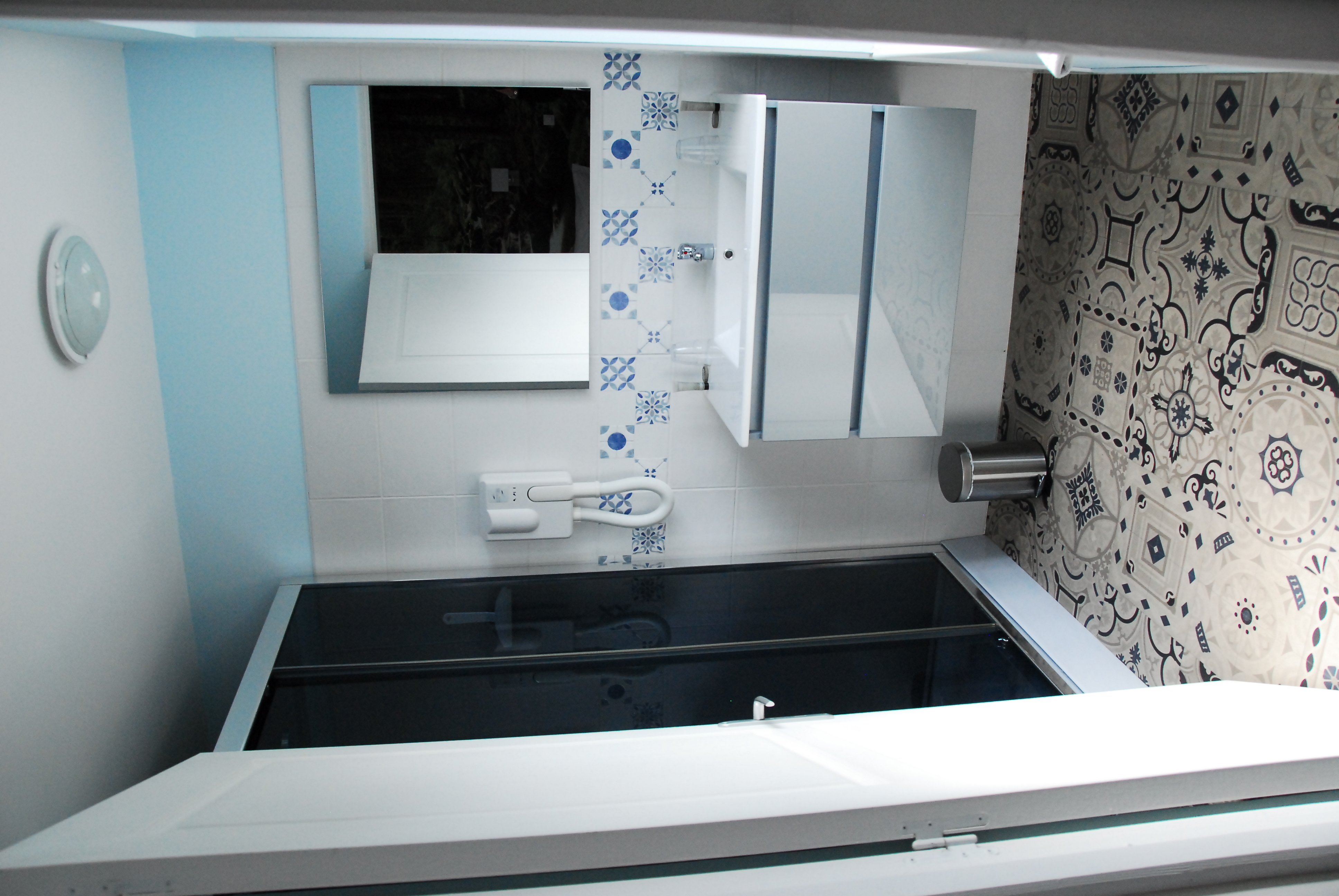 Située entre Ambert et Issoire, au cœur du Livradois Forez, cette grande maison meublée d’environ 370 m² sur un terrain de 985 m² offre une belle opportunité pour développer une activité de chambres d’hôte avec rentabilité immédiate (gîte de France).

Affichée au prix de 328 500, elle se compose de 12 pièces, dont 8 chambres et 6 salles de bain, réparties sur trois nivaux. L’ensemble à bénéficié de travaux récents et de qualité.


Au rez-de-chaussée se trouve une cuisine ouverte équipée, rénovée en 2024, une grande salle à manger avec une cheminée, une chambre perso avec salle de douche privative ainsi qu’un garage, une chaufferie et un vestiaire

Au 1er étage se trouve un salon avec billard, donnant accès à une partie dédiée à l’activité de chambres d’hôtes. On y trouve 4 chambres, chacune équipée de lits doubles en 160 cm, de placard et de leur salle de bain et WC privatifs. Un accès extérieur mène directement au jardin, offrant aux hôtes une indépendance totale. Tout le matériel, les literies et le linge sont en excellent état, prêts à être exploités sans délai.

Au deuxième étage, les travaux principaux sont déjà réalisés. Ce niveau peut accueillir trois chambres supplémentaires, une salle de bain et un séjour avec cuisine. Des travaux restent à prévoir mais le potentiel pour développer encore l’activité est réel.


La maison est équipée d’une chaudière à granulé à bois de 35 kW, assurant une chauffage performant et économique. L’eau chaude sanitaire est produite par une système solaire.

L’isolation a été particulièrement soignée : 12 cm dans les murs avec doublage en placo, 40 cm en toiture et l’ensemble des menuiseries en double vitrage sont récentes. La toiture est neuve, étant été refaite il y a 2 ans. Les diagnostics indiquent une classe énergétique C et des émissions de gaz à effet de serre A, témoignant d’une bonne performance énergétique.

À l’extérieur, la propriété dispose d’une terrasse, d’un jardin, d’un parking, d’une cave et d’un vestiaire. elle est reliée au tout à l’égout et bénéficie de la fibre optique

Les commerces de proximité (boulangerie, épicerie) se trouvent à quelques pas.


L’hébergement est situé en zone de revitalisation rurale et vous permet de bénéficier de dégrèvement fiscaux a confirmer avec votre comptable. Le réseau Entreprendre en Livradois-Forez peut vous accompagner techniquement dans la création de votre activité.