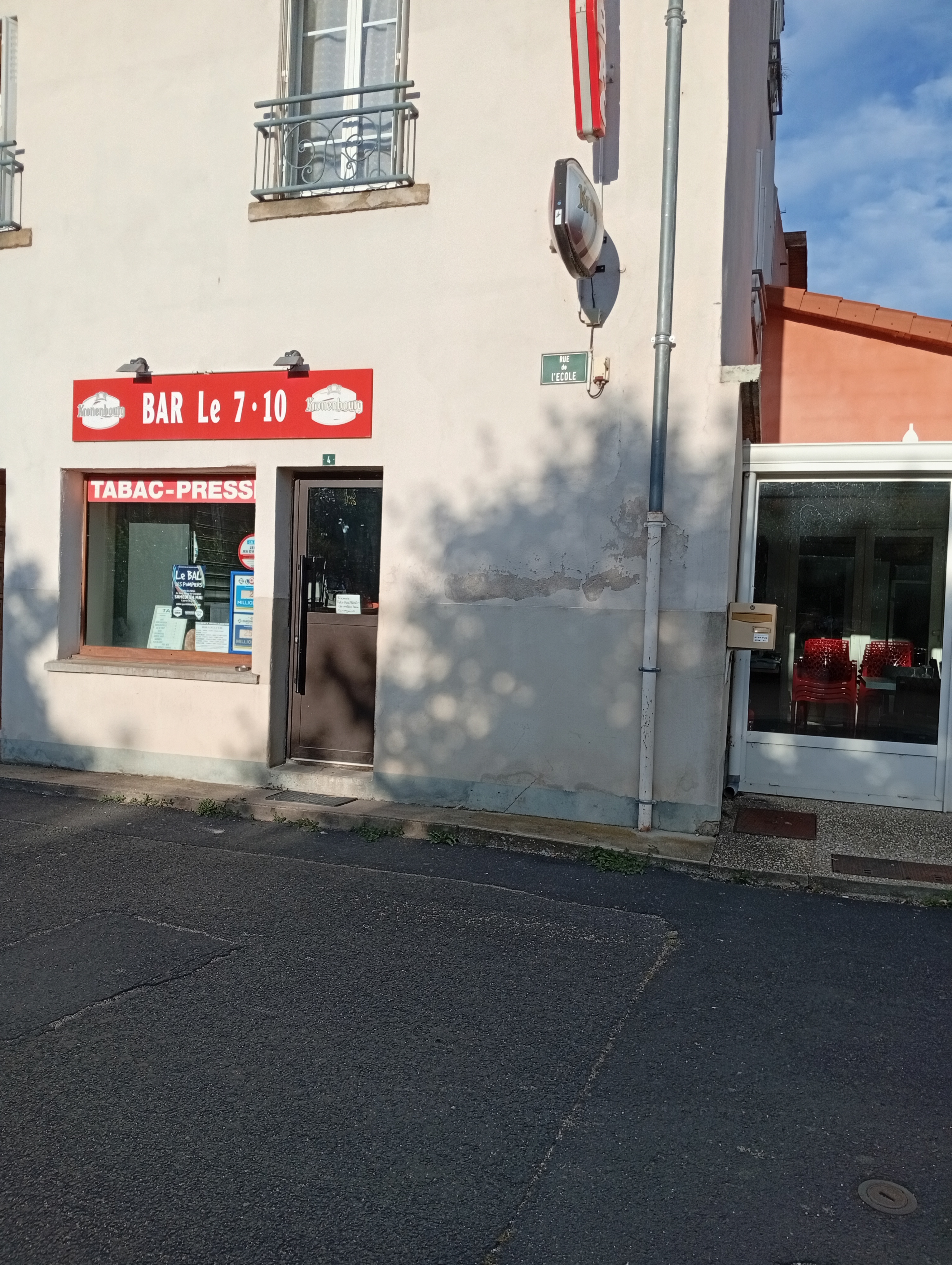 Commerce tenue depuis plus de 20 ans, situé au coeur d'un village de campagne à moins d'un kilomètre d'un château touristique avec une grande possibilité de développement ( les repas ouvrier, cigarette électronique, dépôt de pain ,relais colis...).
Actuellement le commerce dispose d'un bar , d'une épicerie , d'un tabac, la FDJ, le paiement de proximité  ainsi que de la restauration à emporter ( pizza, burger, tacos...).
La cause de la session est de récurrent problème de santé.