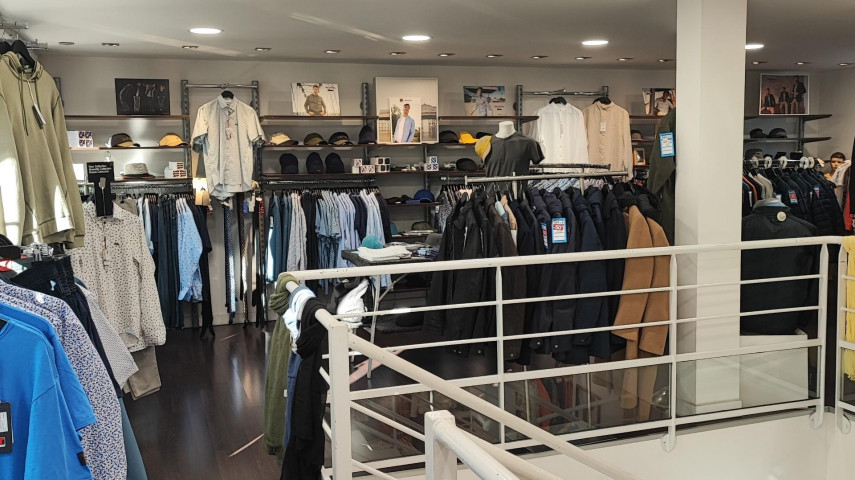 Vente d'un fonds de commerce de prêt-à-porter féminin & masculin, idéalement situé au coeur de la rue des Martyrs, principale artère commerciale du centre-ville de Carhaix, ville dynamique du Centre-Finistère. A proximité directe des parkings et entouré de nombreuses enseignes nationales, d'une pharmacie, et de bars/restaurants, ce commerce entièrement équipé dispose d'un emplacement n°1.

Le local commercial est loué : 2200€/mois. Réparti sur 2 niveaux, il dispose de 2 entrées indépendantes et respecte les normes d'accessibilité PMR. Une collaboratrice travaille aujourd'hui dans le commerce.

- Au rez de chaussée : espace commercial d'environ 150m² consacré à l'univers féminin + une réserve d'environ 32m².
-A l'étage : espace commercial d'environ 58m², dédié à l'univers masculin et aux fins de séries.
-Au sous-sol : une réserve d'environ 60m².

Usage actuel : commerce de textiles multimarques.
Usages possibles : commerces, concept store, etc.

Dans le cadre du départ à la retraite de la gérante, installée depuis une vingtaine d'années, le commerce est disponible à la reprise dès que possible. Un accompagnement par la gérante actuelle du magasin est possible.