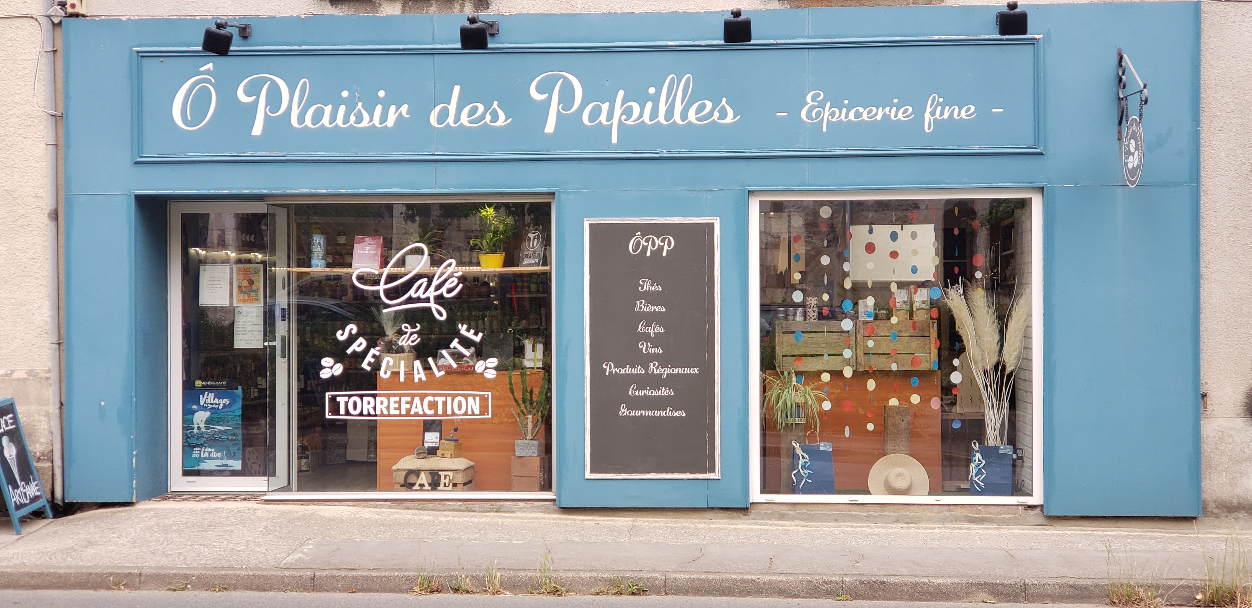 Vends fond de commerce d'une épicerie fine et torréfaction en plein cœur d'un village charmant viticole "coteaux du Layon" sur l'axe principal Angers (20min)/Cholet (30min).

Local de torréfaction collaborative en location non attenant au magasin,  située à 10 min en voiture. Une formation est possible avec un formateur habilité sur le lieu de torréfaction.

-Epicerie atypique avec un bel agencement intérieur.
-Excellente réputation dans le secteur.
-Matériel et meuble vendu avec le fond de commerce (Epicerie et conditionnement pour la torréfaction) 
-Activité de torréfaction (vente pro BtoB et particuliers BtoC). 

L'épicerie possède une clientèle fidèle composée majoritairement de particuliers mais également de collectivités, associations locales et entreprises.
La torréfaction possède une clientèle de professionnels revendeurs, des restaurants et des entreprises.

- Epicerie fine spécialisée dans les produits locaux. 
- Espace de vente 38m2
- Petit comptoir pour servir des boissons chaudes à emporter et glace artisanale.
- Une réserve de  8m2
- Espace bureau 4m2
- Atelier de 12m2 (Préparation de commandes, conditionnement...)
- Magasin climatisé.
- Place de parking privée.
- Site internet et E-commerce en place.
- Parking pour la clientèle sur la place de l'église en face du magasin.
- Un deuxième accès pour les livraisons.
Les murs appartiennent à une SCI  le loyer est de ( 700€ HT) , 
- CA annuel de 305 000€ 

Les + :
- Activité créée depuis 2016
- Nom de l'Entreprise reconnu
- Accompagnement et relais pour la reprise
- Faible charge
- Actuellement il y a un gérant et un salarié à temps plein.
- Le magasin est en vente car nous souhaitons nous orienter sur un autre projet. L'activité économique du magasin est rentable depuis la création et est en constante progression.
Pour toutes questions, n'hésitez pas à me contacter.