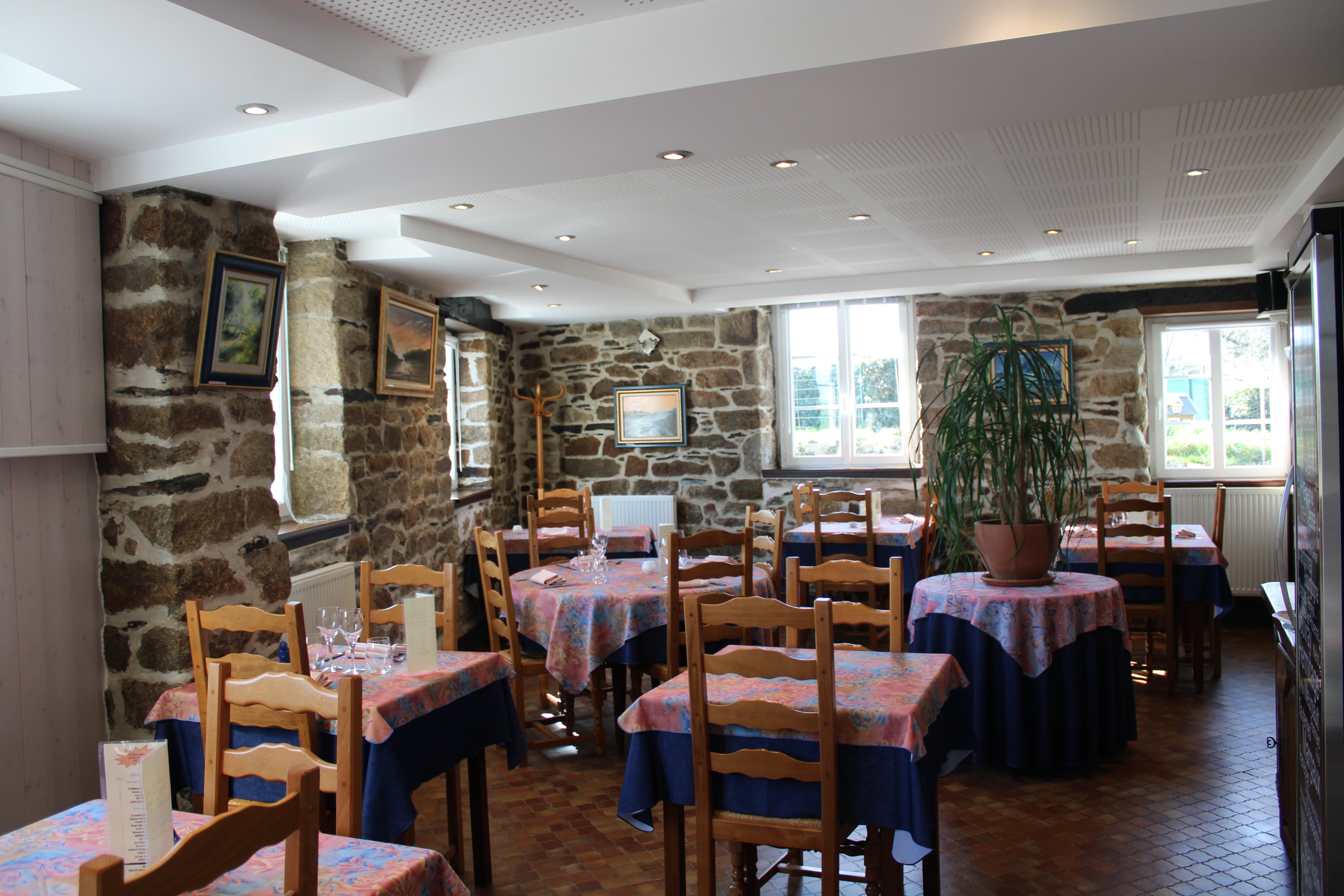 A 10 minutes de Quimper et 15 minutes de Châteaulin.
Cause retraite.
Restaurant traditionnel.
Pas de salarié à reprendre.
Licence IV.
Parking à proximité.
Le prix comprend  : le fonds de commerce, les murs commerciaux ainsi que l'appartement de 40 m2.