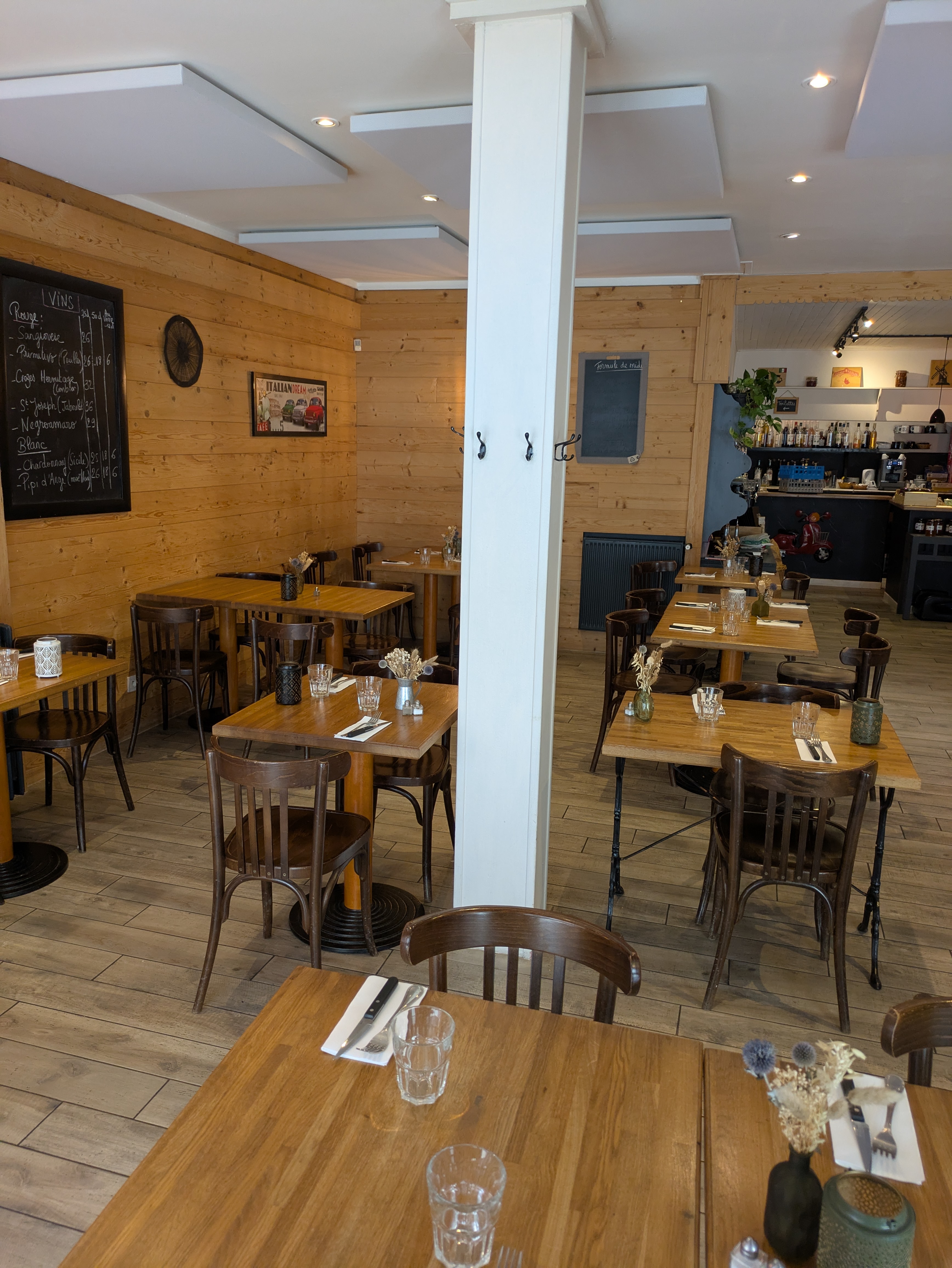 Vends restaurant 150 m2, excellent état, ouvert du lundi au vendredi midi et soir.

Fermé 6 semaines par an
loyer mensuel 1917 € 
aucun travaux à prévoir
Equipe de cuisine en place idéal pour un couple de repreneur 

CA 558 000 €

EBE retraité  176473 €