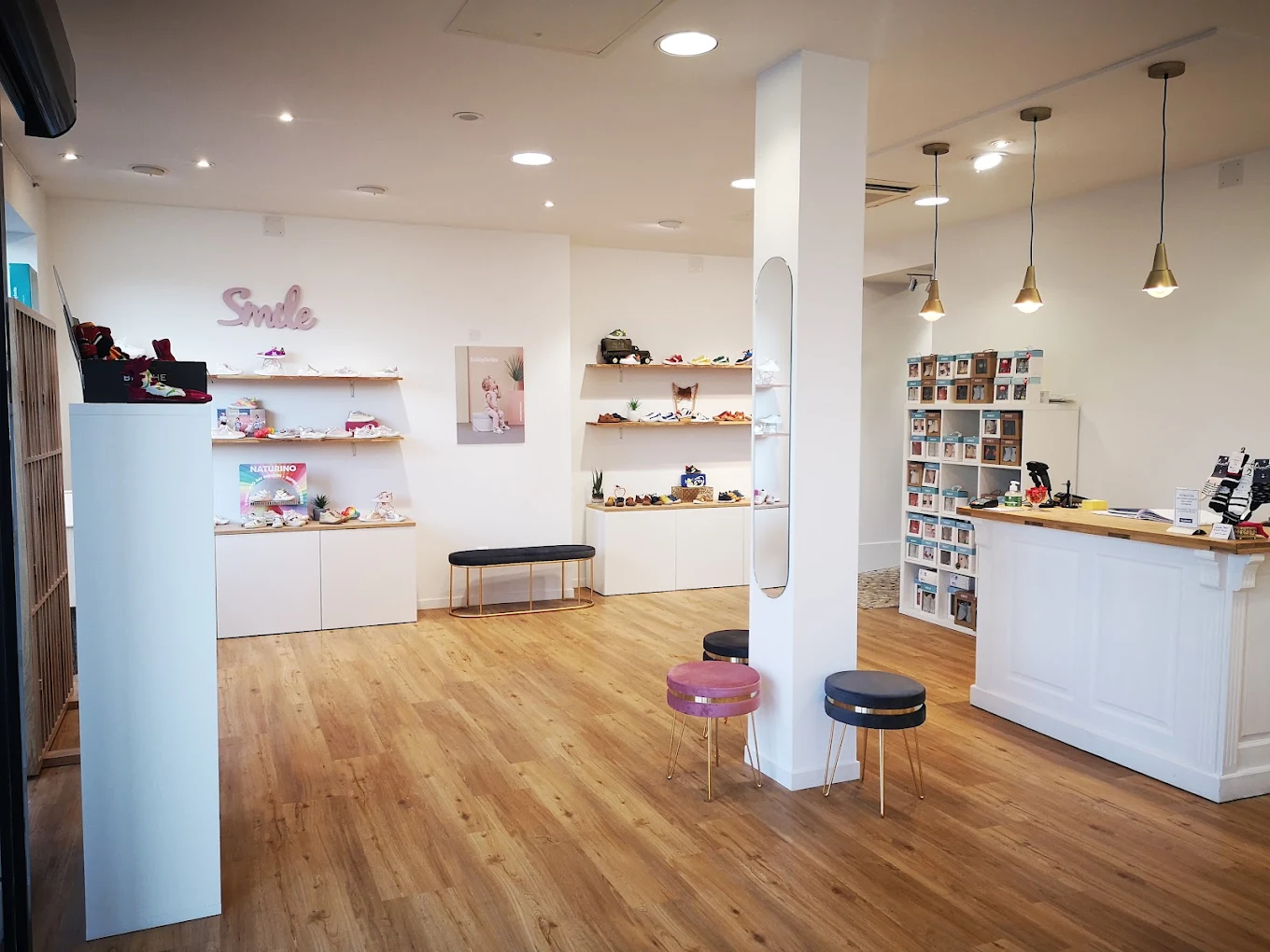 A vendre fonds de commerce BOUTIQUE de CHAUSSURES ENFANTS - Finistère Sud
- Emplacement N°1, en cœur de ville, 8ml de vitrines. Local commercial de 66 m²
- Situé dans une commune commerçante et dynamique, à 5 km de la mer
- Offre de chaussures enfants et accessoires (Bellamy, Babybotte, Naturino, Shoopom...)
- Clientèle locale fidèle et clientèle touristique en période de vacances scolaires
- CA stable, bonne rentabilité
- Potentiel de développement (concept store "enfants")
-  Accompagnement possible par le cédant
Pas sérieux et agences, s'abstenir.