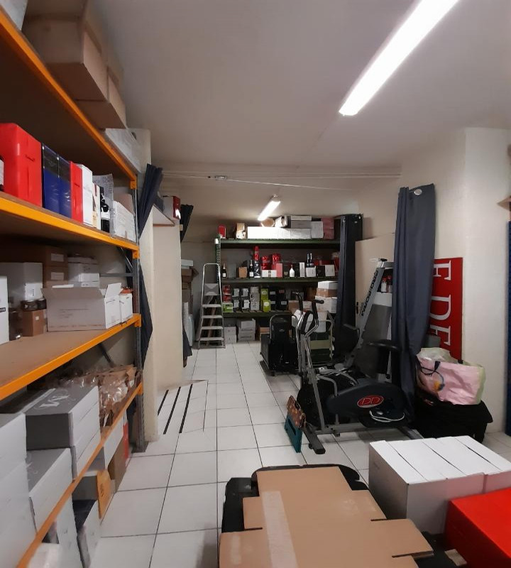 Vends fonds de commerce cave à vins dans commune de 20k habitants avec nombreux commerces à proximité sur axe très passant (17k véhicules/jour) Parking à tenant. 

Local commercial de 85m2 comprenant un espace de vente de 53m2, une cuisine de 6m2 et une réserve de 25m2 avec WC. Chauffage au gaz de ville, loyer mensuel 642? très attractif.
Bail en 3/6/9
Prix négociable selon conditions de reprise eventuelle du stock.