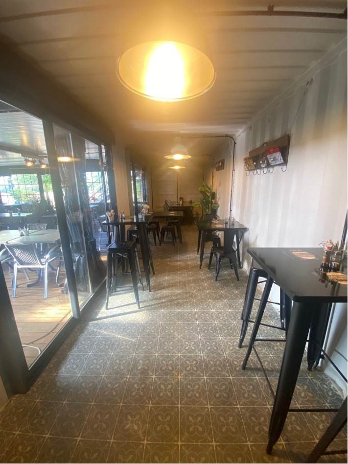 Situé à proximité immédiate de Nevers, dans une zone industrielle, Caviar et Coquillettes, nom déposé, bénéficie d’une notoriété régionale. Restaurant indépendant, spécialisé dans les burgers maison à base de produits frais a encore de belles perspectives devant lui. Créé en 2014, il a été distingué par une 2ᵉ place au concours national du meilleur burger BBB en 2021. 

Caractéristiques principales :
•	Emplacement stratégique au cœur d'une zone d'activité dynamique, à la sortie de l'autoroute A77.
•	Structure originale construite à partir de containers maritimes aménagés, offrant une salle intérieure climatisée de 20 places et une terrasse extérieure de 80 places avec espace couvert et toit-terrasse.
•	Clientèle fidèle, répartie équitablement entre la consommation sur place (sans service à table grâce à un système de bipper) et la vente à emporter/livraison (partenariat avec Uber Eats).
•	Locaux récents, aux normes PMR, sécurité et hygiène, sans travaux à prévoir.
•	Cuisine entièrement équipée et opérationnelle (liste du matériel disponible sur demande).
•	Parking privé facilitant l'accès à la clientèle.
•	Marque déposée

Données financières :
•	Chiffre d'affaires 2023 : 380 000 €.
•	Effectif : 3 à 5 personnes, incluant une cheffe de cuisine autonome, une commis, une hôtesse d'accueil et un apprenti.
•	Prix de cession du fonds de commerce : 139 000 € (possibilité d'acquisition des murs).

Informations complémentaires :
•	Fermeture les week-ends, avec des horaires de service confortables (fermeture à 21h).
•	Potentiel de développement dans un environnement favorable aux activités économiques et de loisirs.
•	Accompagnement possible par le cédant.

Cette affaire représente une opportunité idéale pour un repreneur souhaitant s'investir dans un établissement reconnu, avec un concept original et une clientèle établie.
Pour plus d'informations ou pour manifester votre intérêt, veuillez consulter l'annonce sur le site Transentreprise : https://www.transentreprise.com/offres/fiche/BFC249346H/restaurant-burger-maison-independant/bourgogne-franche-comte/nievre/nevers-sud-nivernais