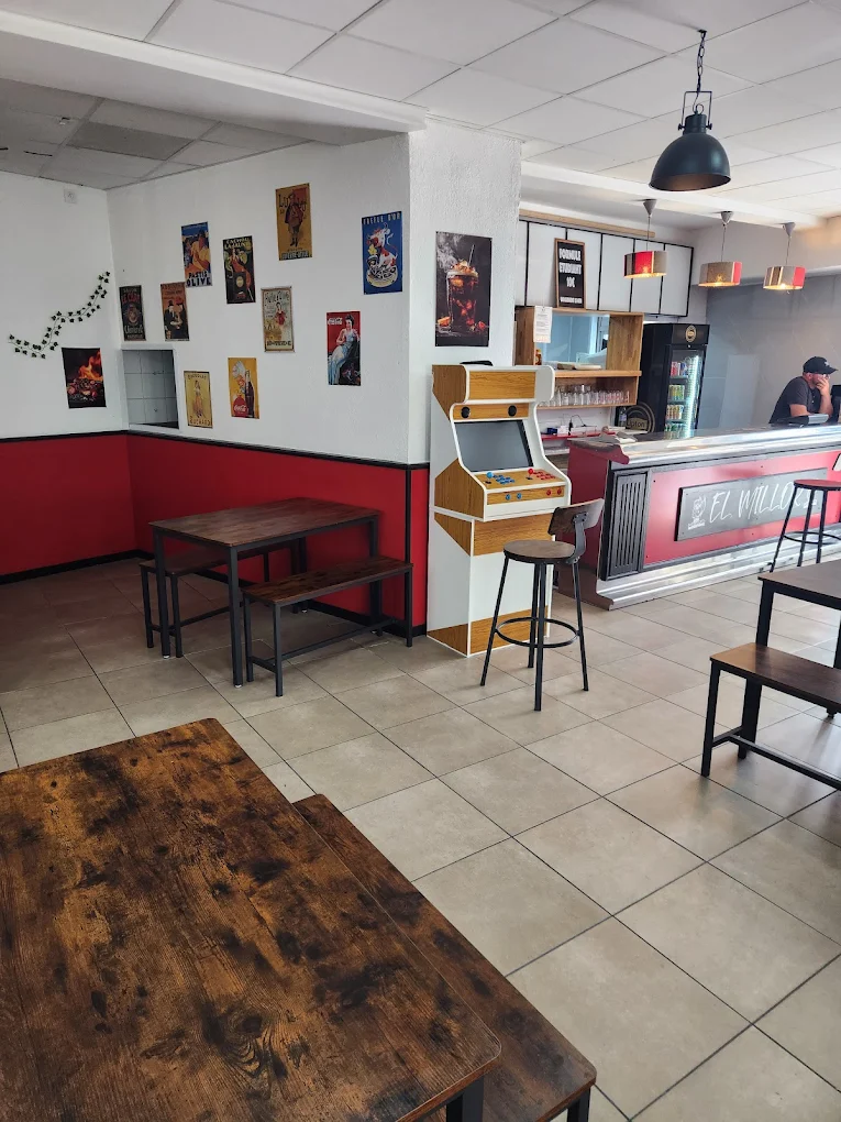 À CÉDER – Fonds de commerce SNACK / RESTAURATION RAPIDE – Emplacement premium et stratégique CÉRET (66)
Snack de restauration rapide sur place et à emporter, création de l’activité de Pizzeria idéalement situé à Céret, capitale de la cerise, dans les Pyrénées-Orientales.
Emplacement premium et stratégique en centre-ville, à proximité immédiate des lycées, écoles et du stade, entouré de nombreux commerces et bénéficiant de parkings gratuits.
Rue à forte fréquentation, animée notamment par le marché hebdomadaire, reconnu parmi les plus beaux marchés de France.
Ville dynamique avec de nombreux événements tout au long de l’année :
Féria, Ronde Céretane, Fête de la Cerise, Fête de la Musique, courses pédestres, feux d’artifice, etc.
Activité
Restauration rapide avec une formule en place comprenant :
Burgers, kebabs, tacos, paninis, frites, etc.
Locaux
•	Surface totale : 100 m²
o	Laboratoire : 14 m²
o	Réserve : 7 m²
•	Aménagement intérieur récent
•	Terrasse extérieure privative de 50 m², sans droit de voirie
•	Équipements : carrelage au sol, climatisation réversible, double vitrage, rideau métallique
Capacité
•	44 places assises en salle
•	30 places en terrasse
•	Ticket moyen : 10 €
Conditions d’exploitation
•	Horaires actuels : du lundi au samedi,
10h–14h et 18h–21h
•	Loyer annuel : 12 000 € HT et non assujettie à la TVA+ taxe foncière (à préciser)
Potentiel de développement
•	Mise en place sous peu d’une activité pizzeria
•	Développement de la livraison à domicile
(scooter électrique déjà existant)
Chiffre d’affaires
•	CA 2025 : 100 000 € (7 mois d’ouverture à partir de mai)
•	Prévisionnel annuel : 200 000 €
Prix de cession
110 000 €