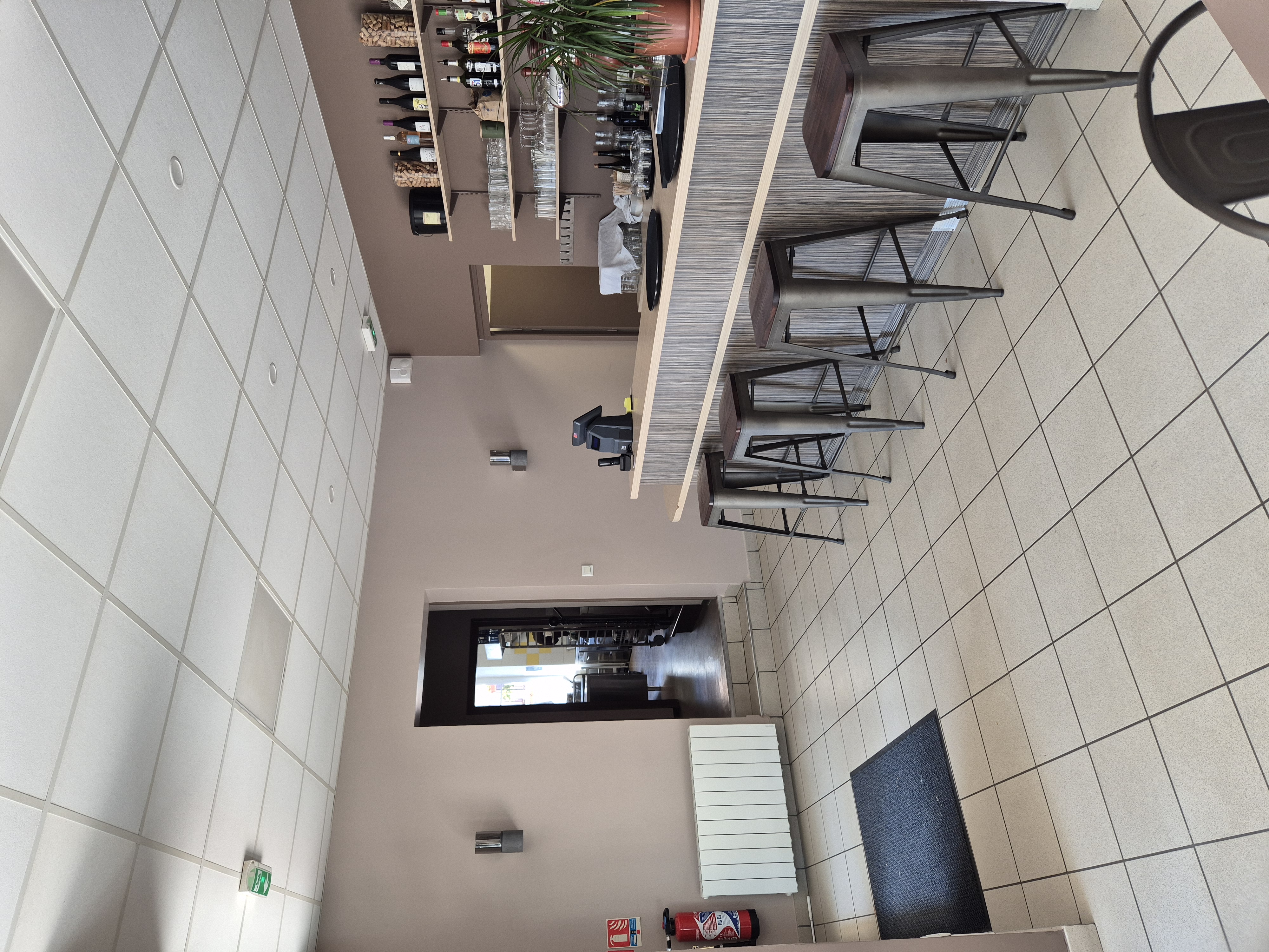 "A vendre, fonds de commerce restaurant-épicerie-bar-relais poste à Saint-Victor-et-Melvieu, en Aveyron. Restaurant avec cuisine renommée et clientèle fidélisée, épicerie-bar à développer. Affaire clé en main, tout équipé ! Matériel récent et logement tous les deux inclus dans le loyer de 700 euros par mois. Prix : 40 000 euros, négociable. Contactez-moi pour plus d'informations."