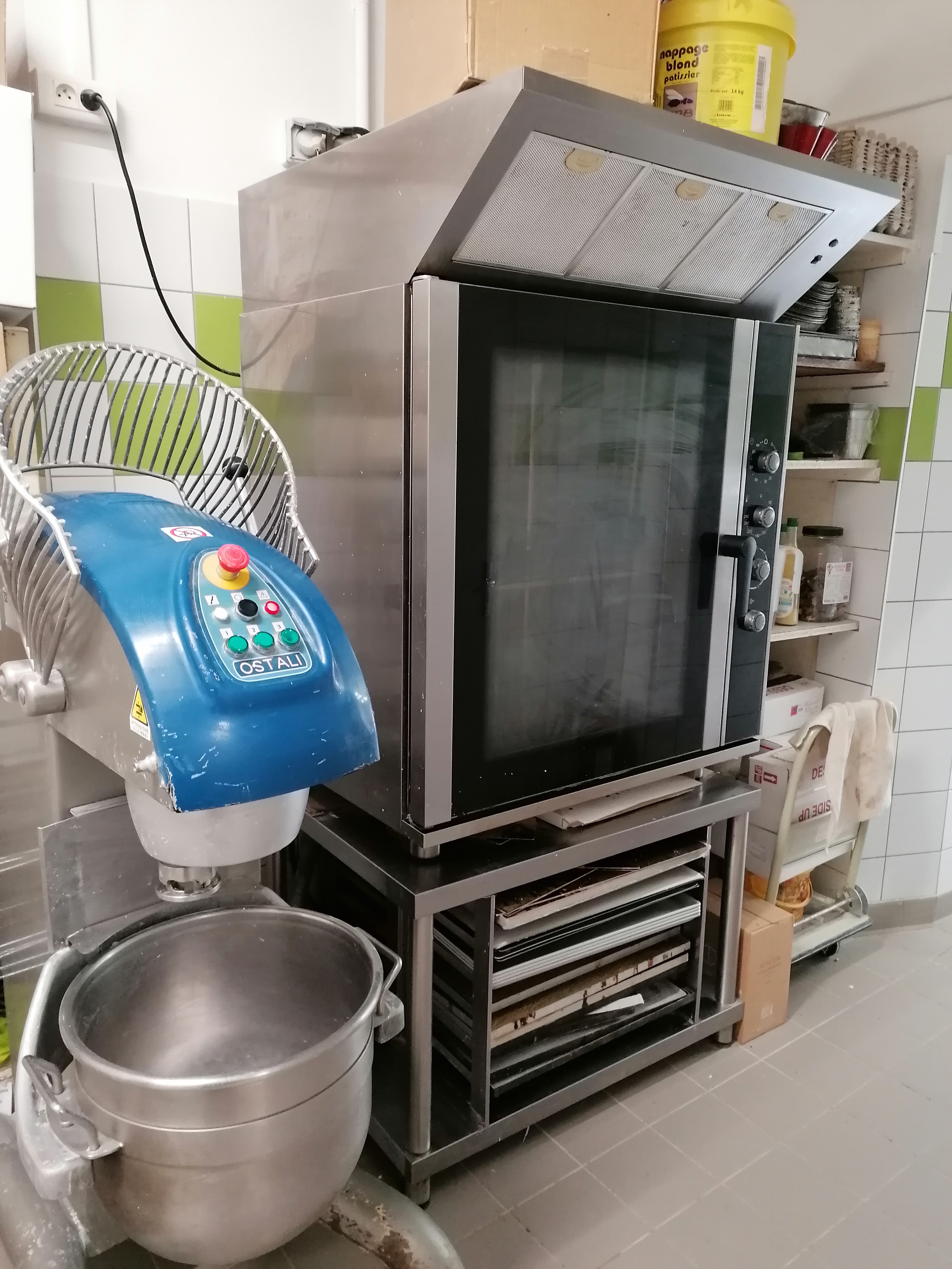 Fond de commerce d'une Boulangerie Pâtisserie Artisanale dans un secteur géographique actif et vivant avec un fort potentiel de clients .
Se situe sur un axe de passage et dispose d'un  grand parking .
Magasin 40 m² et l'espace de production est de 140 m² avec plusieurs postes bien définis (snacking, viennoiseries, pain et pâtisserie)
Les équipements sont nombreux et sans aucuns frais à prévoir.
Chambre négative 
Pastoturbine
Surgélateur
3 chambres de pousses
Balancelle
Diviseuse formeuse...
Loyer 1180€/mois
CA 2025: 350 000 €

C'est une très belle affaire avec un bon potentiel , cela fait 30 ans que nous sommes ici et nous avons juste envie de faire autre chose 😊