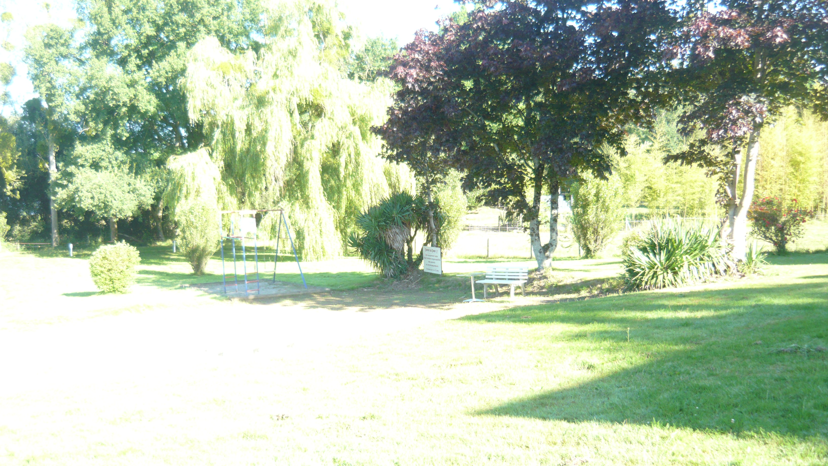 Dans un village situé entre deux villes touristiques  de Vitré et Fougères  près et face à un étang de 120 hectares dans un cadre de verdure grand parc  qui s'offre à vous endroit reposant et calme face à l'étang  A 45 km de Rennes et en limite de la Mayenne Commerce Restaurant Crêperie Snack Bar Affaire familiale créée et ouvert en 1981 cherche repreneur. (Cause Retraite) Affaire Saine  Vente de l'établissement dans un cadre de verdure situé près des chemins de randonnées Mont Saint Michel vers Saint Jacques de Compostelle et La nouvelle V9  La "Régalante"pour les cyclistes  Mont saint Michel vers Nantes avec également GR 34, GR 37 et autres. Egalement, nous vendons des cartes de Pêches. D'une surface de 161m2, le restaurant offre un espace confortable et accueillant pour vos convives, avec sa salle de réception, une véranda lumineuse, un bar, une cuisine entièrement équipée, ainsi qu'une cave pour le stockage. Parc pour éventuellement faire des animations.
Vous disposerez également d'une terrasse extérieure, parfaite pour profiter des beaux jours et augmenter la capacité d'accueil pendant les saisons estivales.
Un parking garanti la facilité d'accès et le confort des clients.
Le véritable atout de ce restaurant est son environnement exceptionnel, avec ses 3800m2 de terrain offrant une vue imprenable sur l'étang de Châtillon et à proximité d'un camping! (Possibilité d'acquérir 2 hectares supplémentaire)
Vente des murs, terrain, fonds, licence voir matériels etc........
Que vous soyez un restaurateur à la recherche d'une nouvelle aventure ou d'une nouvelle région,  un investisseur, ce restaurant représente une occasion à ne pas manquer. Libre rapidement suivant demande