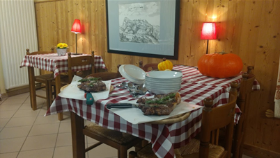 Mise en gestion d’une Auberge et d'appartements-gîtes 
 
La Commune de Saint Alban des Villards (Savoie) lance un appel à candidature pour la gestion et l’exploitation d’un commerce bar restaurant « Auberge le Triandou » et d’appartements-gîtes, sous la forme d’une autorisation d’occupation temporaire du domaine public.

Le bâtiment, regroupant l’auberge et les appartements, bénéficie d’une situation idéale au cœur d’un village de montagne.

Le commerce, entièrement équipé, dispose d’un bar, d’une salle de restaurant de 30 couverts, d’une terrasse et est mis en gestion avec une licence IV. Cette gestion peut convenir à un binôme. Possibilité de logement pour l’exploitant.

Les candidats intéressés sont invités à demander le dossier intégral d’appel à candidature auprès de la mairie par mail à mairie.stalbandesvillards@orange.fr (dossier disponible à compter du  4 septembre 2025). Les réponses à l’appel à candidature seront à déposer avant le vendredi 31 octobre 2025 à 12 heures par voie électronique ou voie postale à Mairie de Saint-Alban-des-Villards 25 route du Bessay Chef-lieu 73130 Saint-Alban-des-Villards.
Pour tout renseignement complémentaire, contact mairie :  04 79 59 44 67.