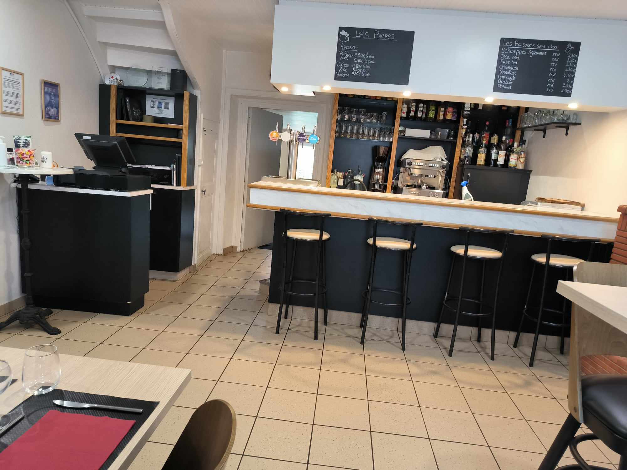 Vend fonds de commerce en centre Bretagne (30 min de St Brieuc, Loudéac, Pontivy, Guingamp)
Restaurant traditionnel ouvrier "formule bistrot" avec un ticket moyen de 17 €. Le restaurant possède 2 salles avec une capacité totale de 54 places assises et 16 places en terrasse.
Licence 4. 

CA 203 000 €
Les + : 
- Faible loyer (2% du CA) 
- Matériel et mobilier récent (2020) 
- Logement au dessus de l'établissement  (T2 65 M2) avec petit jardin privatif 


5 semaines de congés par an
Ouvert du lundi au vendredi midi. Samedi soir bar ou restauration
Fermeture le dimanche
 
Prix du fonds : 55 000 €
N'hésitez pas à nous contacter pour plus de renseignements. Merci !