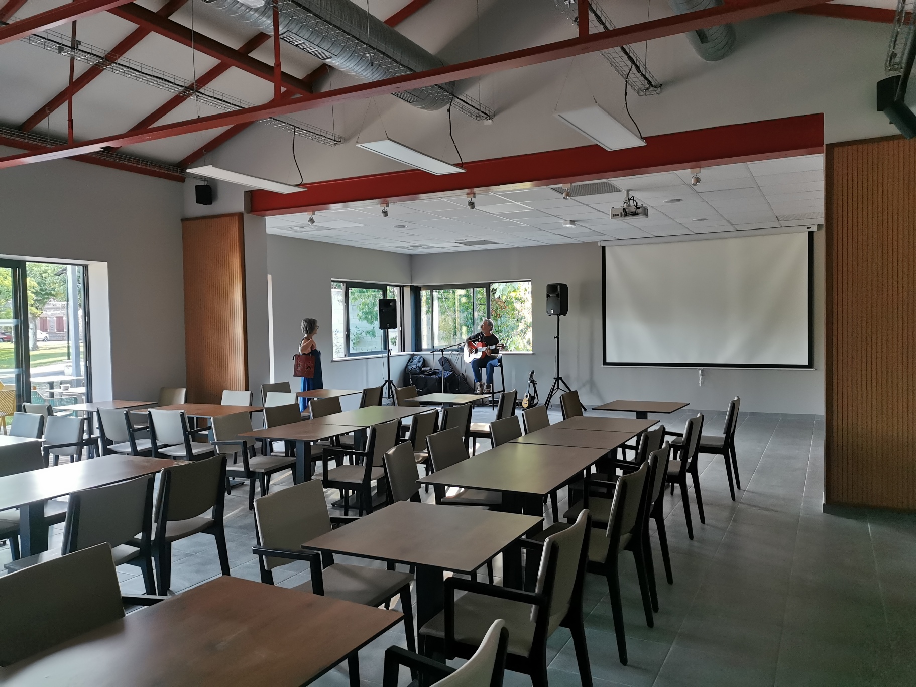 Nous proposons à la reprise un bar-restaurant bien situé au centre du village, idéalement placé pour attirer une clientèle variée. Ce lieu chaleureux et convivial est actuellement exploité avec un service de cantine le midi, offrant une base solide pour développer et dynamiser l’affaire.
La salle de restauration fait 120 m2 et la terrasse 80 m2.

Nous recherchons un repreneur motivé et dynamique, avec une expérience dans la restauration et une vision claire pour développer et animer ce lieu. Une connaissance du marché local et une capacité à innover seront des atouts majeurs.

La cuisine professionnelle est entièrement équipée, le mobilier de salle en très bon état. Tous le matériel, mobiliers et ustensiles sont présents. Un équipement multimédia est également installé.

Une affaire prête à démarrer sans investissement.

Ne manquez pas cette opportunité de reprendre un établissement avec un fort potentiel de croissance et de devenir un acteur clé de la vie locale !
Pour plus d'informations ou pour organiser une visite, n’hésitez pas à nous contacter.