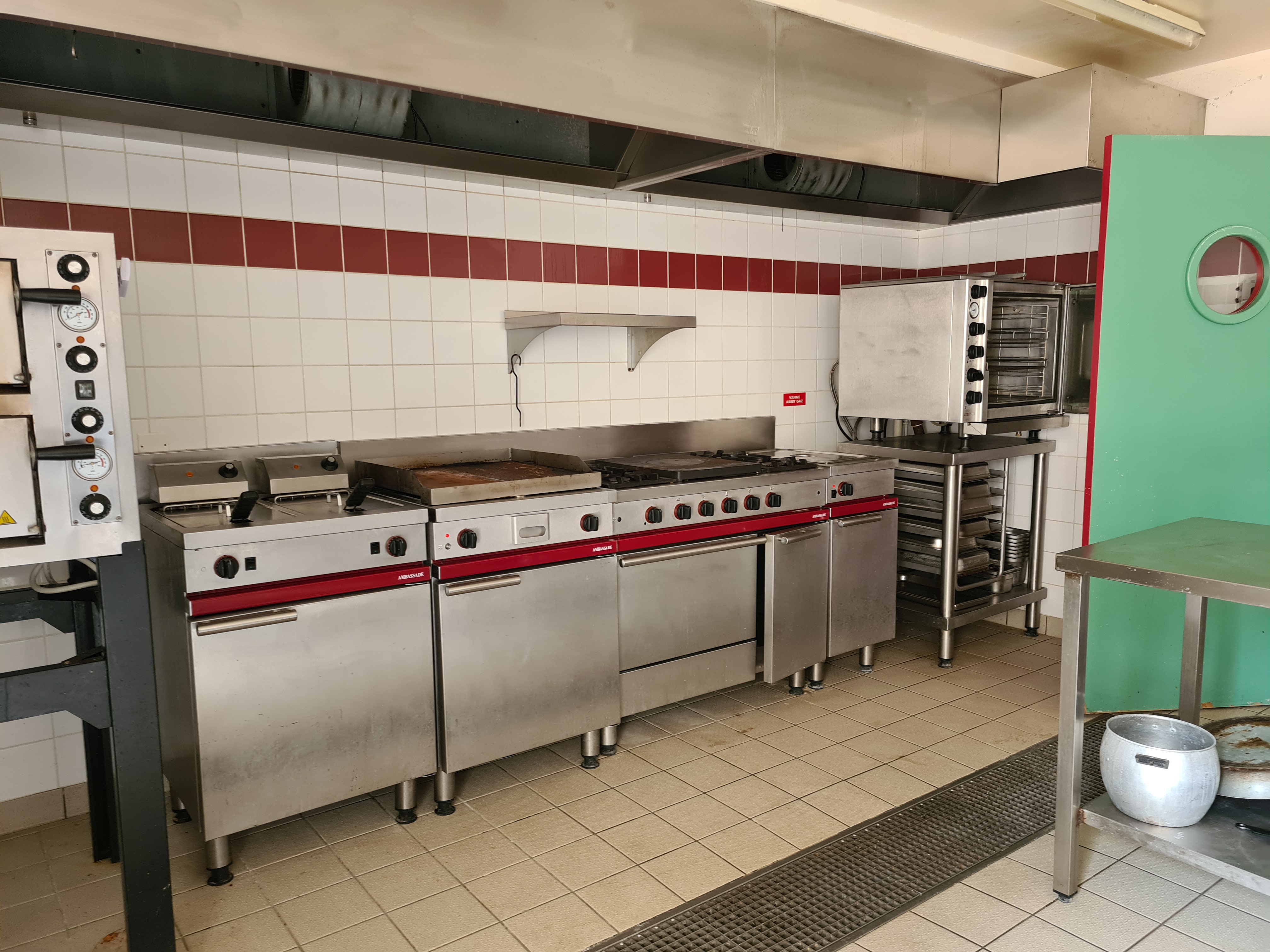 BAR HOTEL RESTAURANT "LE VALORIA" situé dans un environnement naturel à proximité de l'étang communal à VILLEGOUIN (36) au coeur du Berry, territoire attractif aux portes du PARC NATUREL REGIONAL DE LA BRENNE, à 30 minutes du ZOOPARC de BEAUVAL, et à proximité des châteaux de la LOIRE.
 
Le bâtiment et les équipements appartenant à la commune, nous sommes à la recherche de repreneurs pour ce commerce qui ne demande qu'à être développé.
 L'ensemble est complet et comprend:
un grand parking avec 2 terrasses;
au RDC du bâtiment on trouve un bar (avec licence IV appartenant à la commune), une salle de restaurant de 120m2, WC, une cuisine équipée (piano, plancha, four à pizza, lave-vaisselle, etc ...) une plonge séparée, diverses réserves, vaisselle, vestiaire avec douche et WC. 
Au 1er étage, 5 chambres avec WC et salle de bail (douche ou baignoire)
Au 2ème étage, un appartement de fonction avec une grande pièce à vivre, 3 chambres, SDB(douche) WC. 

Le loyer est de 650.00€ HT (hors charges)
Afin d'évaluer au plus juste votre candidature et la viabilité de votre projet, nous vous demandons de nous envoyer votre dossier complet à : mairie@villegouin36.fr
CONDITIONS DE RECEVABILITÉ: C.V. et projet de reprise détaillé avec prévisionnel comptable, Permis d'exploitation, Permis d'hygiène (HACCP).