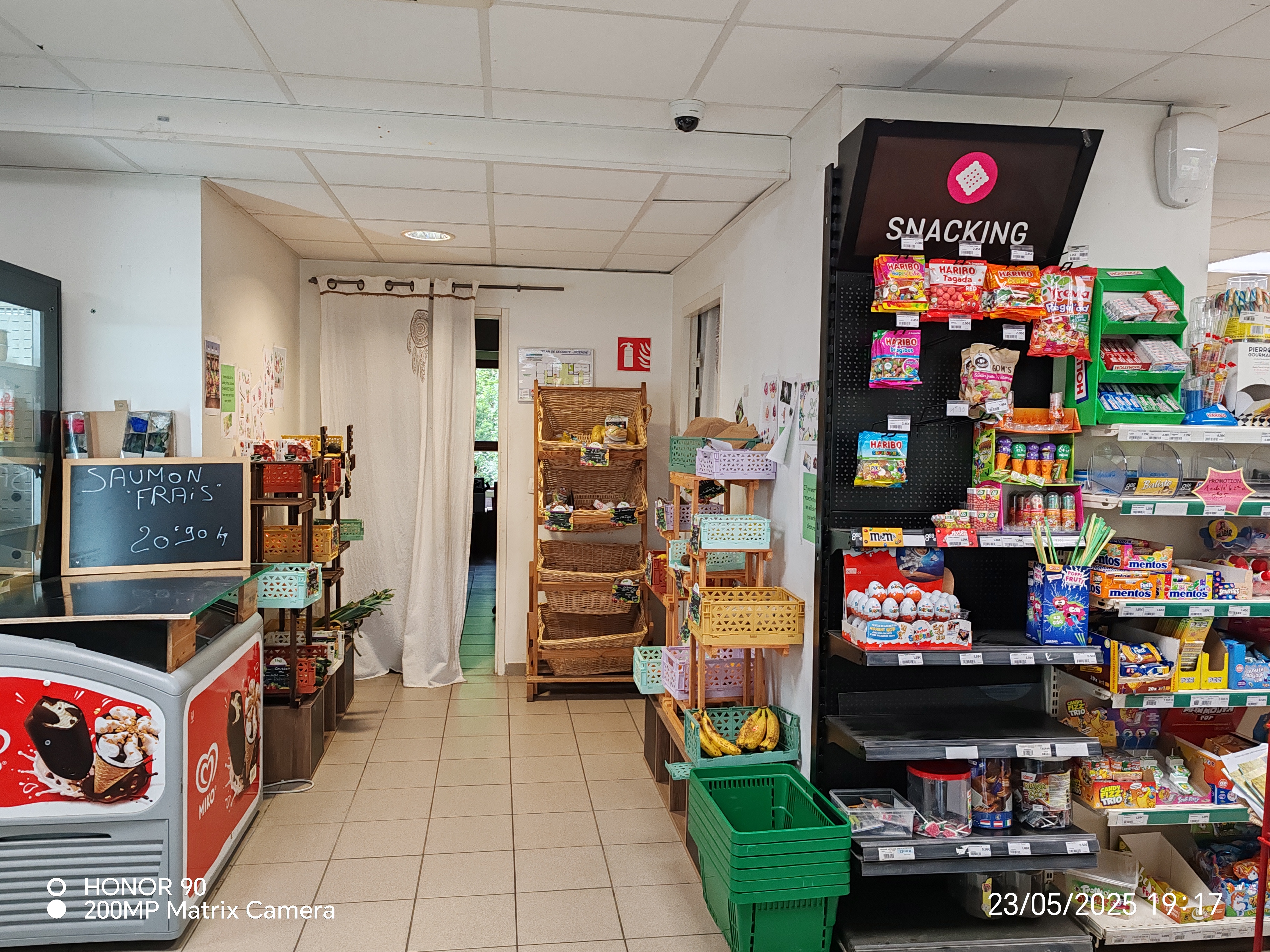 A vendre, dans un charmant village, situé  au cœur de la Chartreuse, un commerce de tabac, FDJ, presse, épicerie de 150 m2, point relais pour les colis. 
On propose aussi du fromage et de la charcuterie à la coupe et d'autres produits de producteurs locaux.
Une boulangerie, un salon de coiffure, un bar restaurant nous accompagnent aussi comme autres commerces du village.
Parking pour le magasin et grand parking à côté de l'école, de l'autre côté de la route.
Un logement T4 est attenant au magasin, avec un jardin, un garage et un local.
Travail à l'année, idéale avec une famille.
Ecole, Mairie, pompier à proximité.

Venez le découvrir, les montagnes ça vous gagnent !!