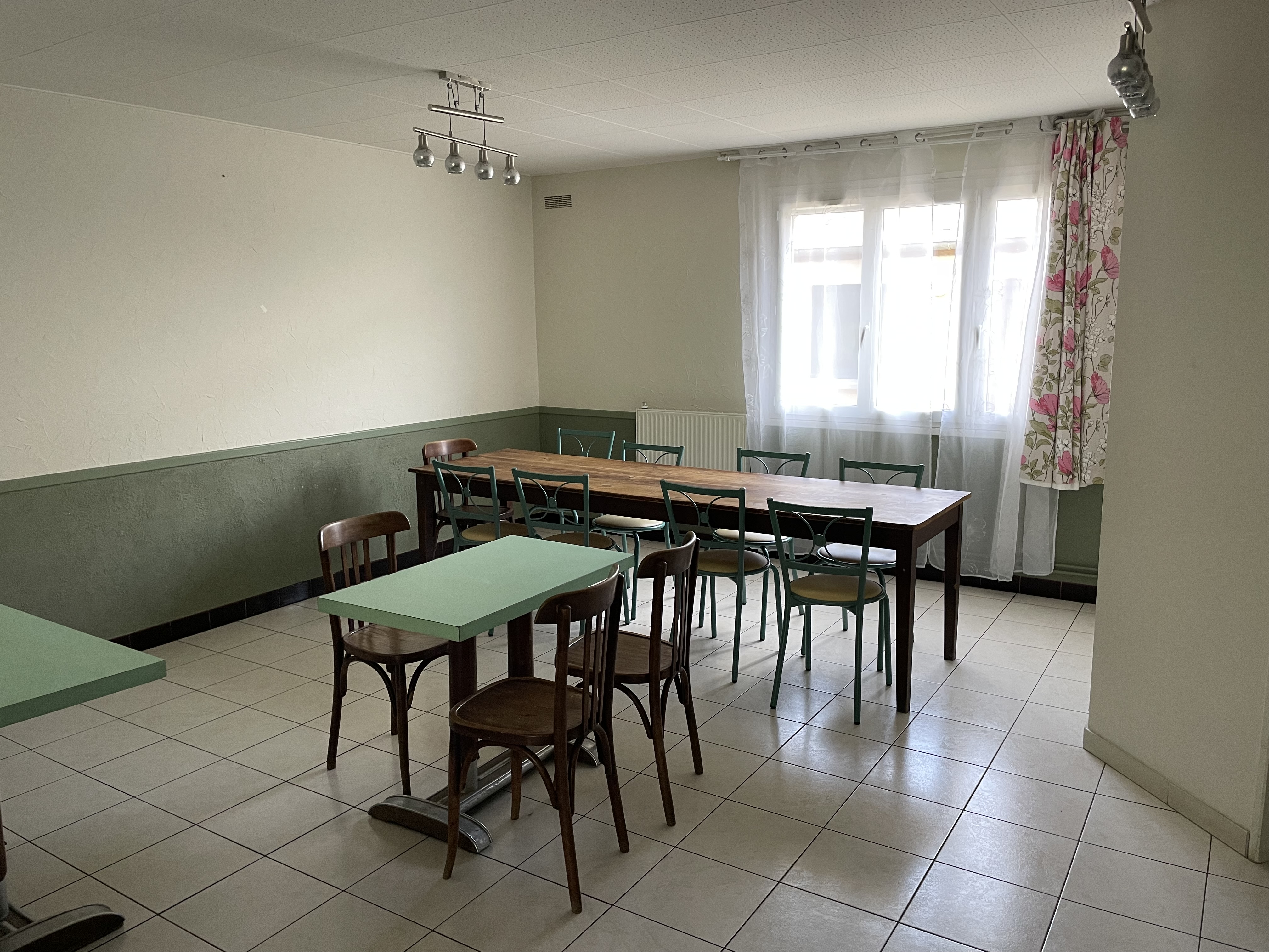 La commune de Gouvets recherche un porteur de projet pour la reprise de son commerce situé au cœur du bourg.
Ce local, a été exploité en bar–épicerie–restauration. Il constitue aujourd’hui une réelle opportunité pour redynamiser la vie locale au sein d’une commune d’environ 300 habitants.
Descriptif du bien :
• Espace commercial en rez-de-chaussée
• Mobilier existant : tables et chaises anciennes
• Prévoir matériels de cuisine (Étude en cours)
• Logement attenant à l’étage
• Emplacement central dans le village
À noter :
Le local va nécessiter des travaux de mise aux normes (sécurité, accessibilité…) pour accueillir du public selon la réglementation en vigueur.
La commune est prête à accompagner le porteur du projet à partir d’un budget réaliste et d’une viabilité financière. En fonction de la nature de l’activité proposée et du projet du candidat, la mairie peut s’engager à réaliser des travaux
Profil recherché :
Nous recherchons une personne motivée, avec un projet solide contribuant à la dynamique et au lien social du territoire (commerce multi-services, bar, petite restauration, épicerie ou autre activité pertinente).
Conditions :
Les modalités (loyer, travaux, accompagnement…) seront définies en concertation avec le porteur de projet.
Candidature :
Merci d’adresser votre projet à la mairie.
Pour toute information complémentaire, vous pouvez contacter la mairie.
Nous serons attentifs à toute initiative permettant de recréer un lieu de vie convivial et essentiel pour la commune.