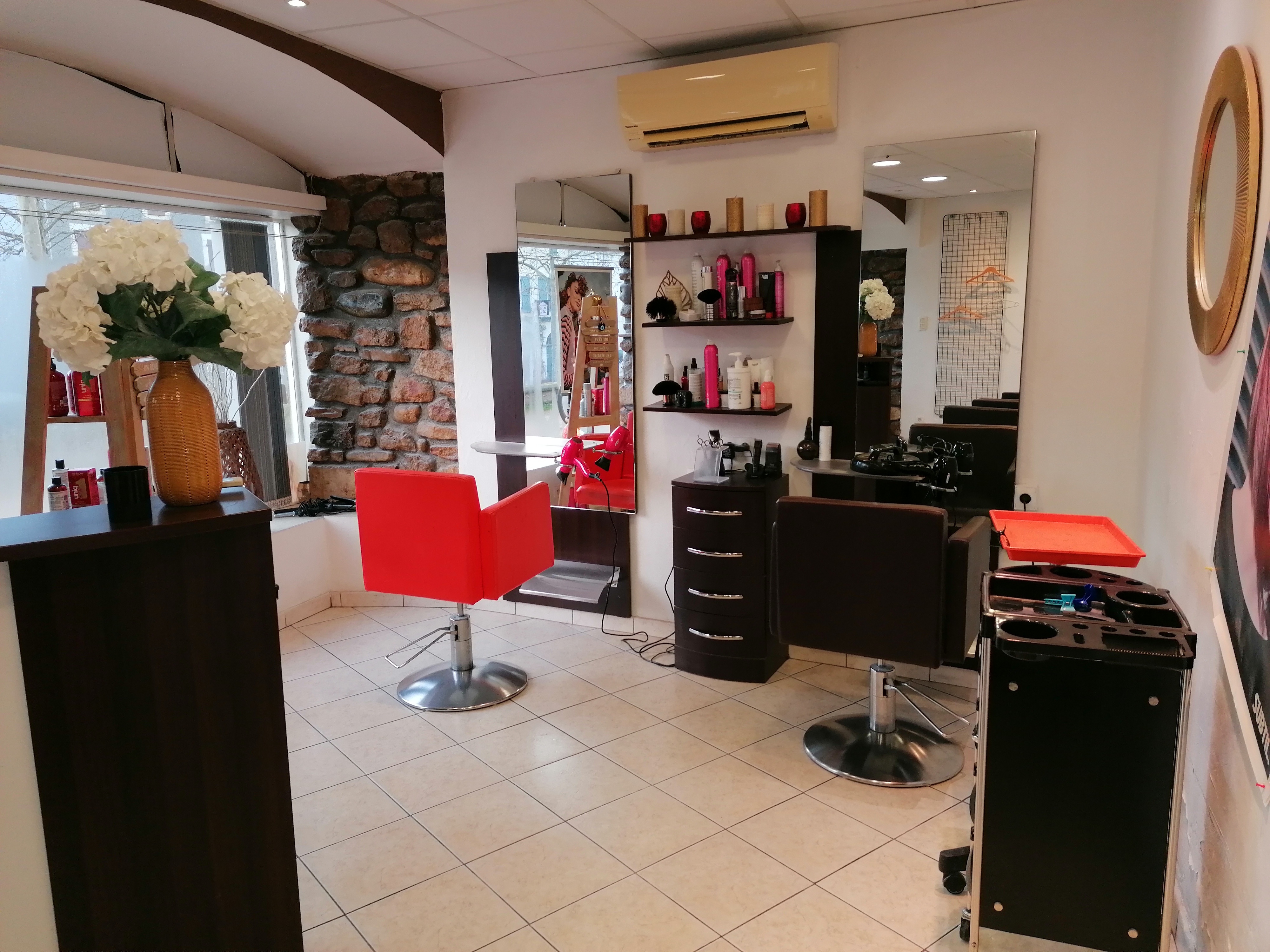 Vend fond de commerce coiffure cause raison de santé. 
Situé au cœur de Martres Tolosane, le salon dispose d'un emplacement de choix avec une excellente visibilité au cœur de la cité d'artistes. 
Stationnement facile 
Le salon est composé de:
2 postes de coiffages 
2 bacs 
Un wc 
D'une réserve avec machine à laver pour une surface totale de 32 m2 
Le local est entièrement climatisé et bénéficie d'une belle visibilité de par sa devanture et sa vitrine 
L'intérieur est en bon état 
Clientèles mixte et fidélisée
Bail 3/6/9 en cours 
Prix net :36000 euros 
N'hésitez pas à me joindre pour plus d'informations 
Téléphone :0680064271