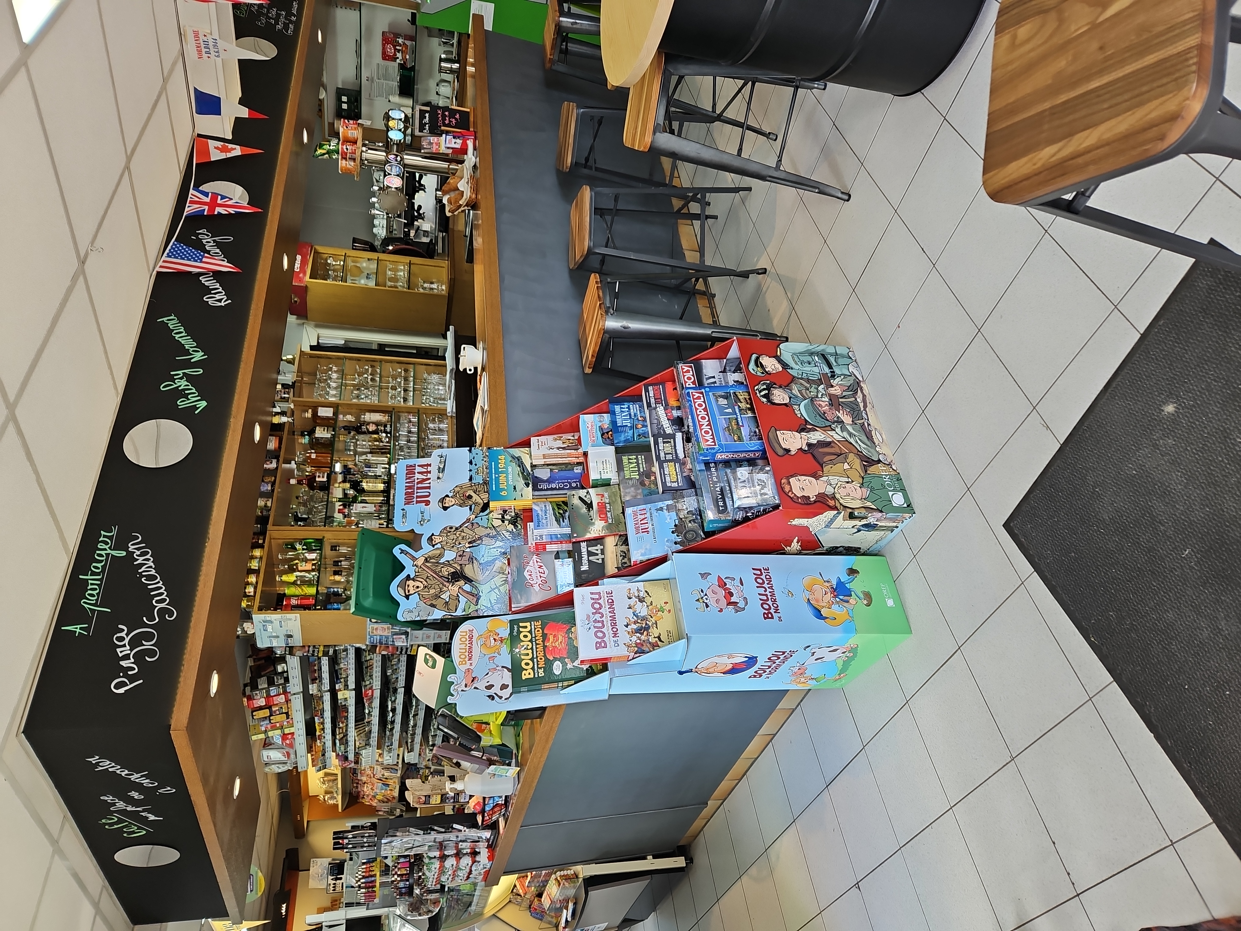 Vend fond de Commerce multiservices dans un bourg commerçant et et très fréquenté.
Situé sur un axe très passant à 10min de Cherbourg.
Activités : 
- Bar;
- Tabac;
- Presse;
- Librairie;
- FDJ et PMU;
- Nickel et Point Vert Crédit Agricole;
- Relais Pickup;
- Gaz;

Clientèle fidèle, logement au-dessus du commerce.
Idéal pour couple. Possibilités de développement
Affaire à Saisir !!!