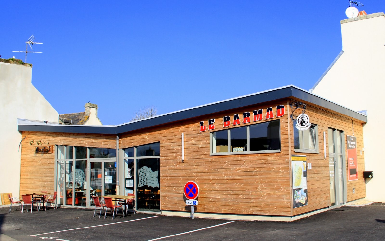 APPEL A MANIFESTATION D’INTERET POUR L’OCCUPATION ET L’EXPLOTATION D’UN CAFÉ/RESTAURANT DANS LE CENTRE BOURG DE LA COMMUNE DE GOURLIZON


1.	Présentation et objet de l’avis d’appel à manifestation d’intérêt : 

La communauté de communes du haut Pays Bigouden (CCHPB) est propriétaire d’un commerce situé 10 rue de la Mairie 29710 GOURLIZON qu’elle a acquis dans le but de maintenir un commerce de proximité sur la commune de GOURLIZON, et ont été spécialement aménagés à cet effet, dans le cadre de ses compétences en matière de développement économique.
L’objectif est d’en faire un lieu animé, diversifié et attractif pour les habitants et les visiteurs. Cet espace est destiné à accueillir de nouveaux commerçants, indépendants, mais pas de franchisés.
Conformément à l’article L. 2122-1-1 du Code général de la propriété des personnes publiques, la CCHPB lance un appel à manifestation d’intérêt pour l’occupation et l’exploitation économique de ce local commercial en vertu d’une convention portant autorisation d’occuper le domaine public.   

Cette occupation ne permettra pas de constituer un fonds de commerce au bénéfice de l’occupant.

2.	Présentation du local : 

Le local connu sous l’enseigne  « Le Barmad », est situé au milieu du bourg de Gourlizon et bénéficie d’une bonne visibilité et de nombreuses places de parking. Il jouit de deux terrasses (devant et arrière de l’établissement).

D’une surface d’environ 120 m², il dispose d’un laboratoire de préparation équipé (7,2 m²) avec réserve (8,64 m²), d’un bar et d’une salle (67,84 m²), d’un espace commerce (15,54 m²), 2 toilettes clients (dont un PMR) et d’un local technique avec toilette (6,62 m²).
Gourlizon est une commune du Sud-Finistère située à 15 minutes de la gare de Quimper et 10 minutes de Douarnenez. Le bourg se situe à quelques encablures de l’axe prioritaire Quimper Douarnenez.

La population de la commune est de 950 habitants au recensement de 2022. Elle a une densité de 95 habitants/km². Gourlizon connait une augmentation régulière de sa population depuis ces deux dernières décennies.

3.	Conditions d’occupation envisagées : 

-	Type de contrat : Autorisation d’occupation du domaine public
-	Redevance domaniale : 595 euros HT fixe (+ 1 % du chiffre d’affaires réalisé)
-	Durée de l’occupation : 5 années renouvelable 1 fois
-	Type d’activité envisagée : bar/restaurant/café et commerce de proximité

La CCHPB mettra à disposition de l’occupant une Licence IV.

4.	Procédure de sélection : 

4.1.	Visite des locaux

Les locaux pourront faire l’objet d’une visite sur demande des candidats sur le mail visé à l’article 4.4 au moins 8 jours calendaires avant la date limite de réception des propositions. En cas de demandes multiples, une visite commune à plusieurs candidats sera organisée. 


4.2.	Projet de contrat

Le projet de contrat est à retirer auprès de la CCHPB par les personnes intéressées en faisant la demande à l’adresse mail suivante : animateur.eco@cchpb.com 

4.3.	Éléments à transmettre par les candidats

Chaque candidature devra impérativement comprendre : 

-	Une note de présentation du projet, exposant l’activité envisagée (exemple : concept envisagé, boissons/denrée proposées, formules proposées, animations ou évènements, etc…), la clientèle visée, le positionnement commercial et les horaires d’ouverture ; 

-	Des éléments relatifs au montage juridique et financier du projet : 
o	Copie en couleur de la carte nationale d’identité ; 
o	Un extrait de casier judiciaire vierge ; 
o	Le cas échéant, copie des diplômes qualifiant pour la restauration ; 
o	Le cas échéant, un extrait de l’immatriculation au registre du commerce et des sociétés (extrait Kbis) et le dernier bilan avec les liasses fiscales ;
o	un curriculum vitae et tout document relatif à ses références professionnelles ;
o	Un plan de financement faisant apparaitre le financement initial et des éléments prévisionnels, notamment son apport personnel ;
o	Ce plan fera apparaitre la durée d’occupation nécessaire, le loyer proposé et le pourcentage de participation sur le chiffre d’affaires ;
o	Une attestation bancaire de solvabilité.

-	Toute information complémentaire que le candidat jugera utile d’apporter pour la bonne compréhension de son dossier.


4.4.	Critères de sélection 

- Qualité de la proposition (60%) : 
- expérience du porteur du projet 20 % ;
- nature et diversité de l’offre 20 % ;
- horaires d’ouvertures 20 % ;

- Viabilité économique de la proposition (40%) 
- cohérence du projet avec le secteur 20 % ;
- durée 10 % ;
- tarifs proposés 10 % ;

Pour toute candidature retenue, les candidats seront avertis d’une date d’entretien professionnel. 
À l’issue de ces entretiens, le jury se prononcera sur le choix du candidat. La CCHPB restera souveraine, en toute circonstance, pour désigner le choix du futur occupant.

4.5.	Contact et demandes de renseignements :

Indiquer le service à consulter : Annie KEROUEDAN, 02 98 54 49 04, animateur.eco@cchpb.com, 2A rue de la Mer, 29710 POULDREUZIC. 

Toute demande d’informations complémentaires se fera à l’adresse mail indiquée ci-dessus. 

4.6.	Modalités de transmission du dossier

Les dossiers devront être envoyées à l’adresse mail suivante : animateur.eco@cchpb.com avec la mention «manifestation d’intérêt :  commerce GOURLIZON ». 

4.7.	Date limite de réception des propositions

La date limite de transmission du dossier est le 30 avril 2026 à 17h00. Toute proposition réceptionnée après cette date ne sera pas prise en compte.  

4.8.	Publicité

Le présent avis de publicité fait objet d’un affichage au siège de la communauté de communes du haut Pays Bigouden, d’une publication d’un journal d’annonces locales et d’une publication sur le site internet de la CCHPB.