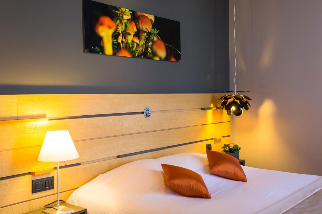 Vend fonds de commerce dans bel hôtel moderne du centre du village reconstruis à neuf il y a 10 ans.
12 chambres, une salle de restaurant avec terrasse, un salon, une salle de Petit-déjeuner/bar. Une grande cuisine pro avec office et cave.
Appartement privé idéal couple avec ou sans enfant.
Pas de travaux à prévoir.