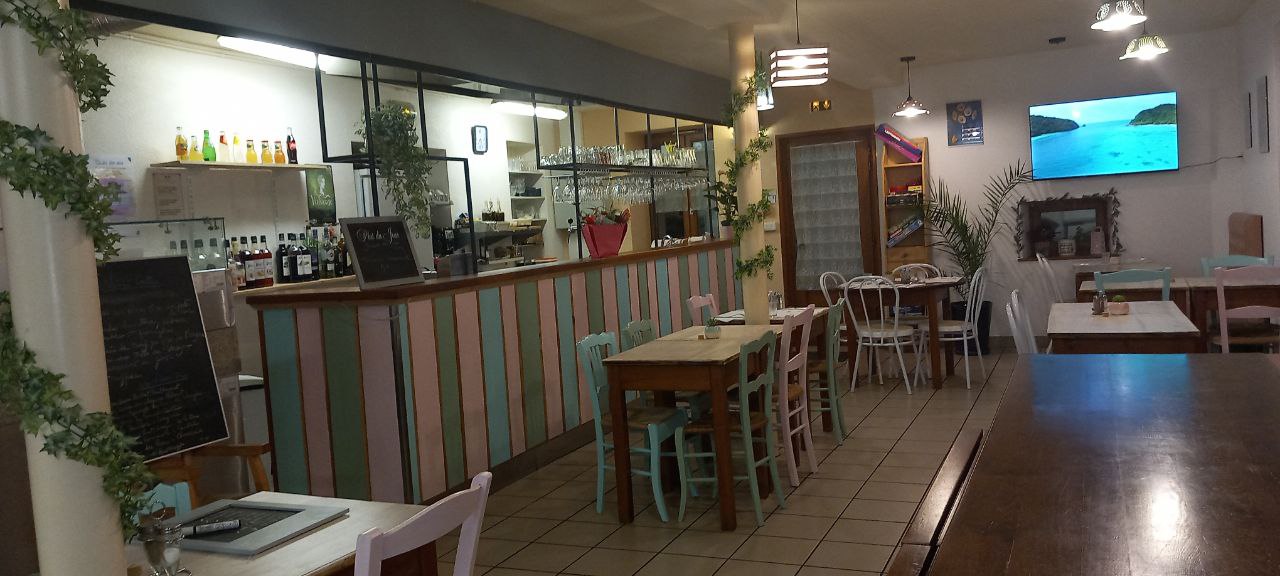 Fonds de commerce Bistrot / multiple rurale / pizzeria
Un multiple rural mêlant agence postale, épicerie, dépôt de pains, journaux, bouteilles de gaz, bistrot et pizzeria.
Licence IV


Une belle opportunité d'acquérir le seul commerce du village.
Un village très touristique :
- Le château du Marquis de Lafayette,  lien avec l'Amérique. Le château est ouvert de mars à fin octobre. Lieu très touristique en période estivale.
- Jardin botanique.
- Fête des Plantes en juin (beaucoup de visiteurs)
- Proche 102.
- École primaire.
- Gite d étapes pour les randonneurs toute l'année avec plusieurs GR
- 15 min de Langeac, gorges du haut allier
- Clientèle pizzeria fidèle 
- Loyer modéré 
- Salle de 100 m2 
- Radiateurs neufs
- Cuisine équipée ouverte sur la salle
- bar
- four à pizza électrique
- Parking places de la mairie 
- très belle et grande terrasse ombragée 
Fond de commerce actif depuis une trentaine d'année
(possibilité d'envoyer d'autres photos sur demande)