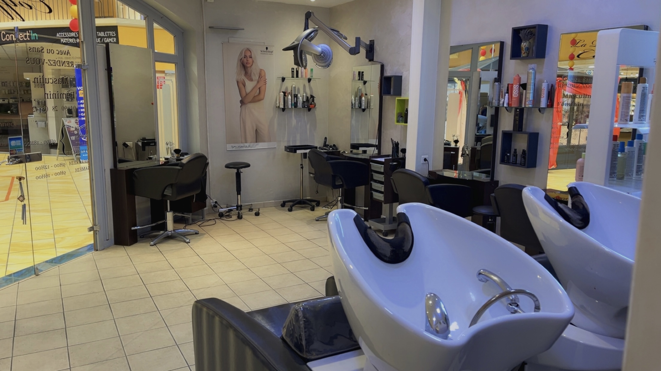 Description
✂️ OPPORTUNITÉ À SAISIR – SALON DE COIFFURE CLÉ EN MAIN ✂️  À vendre salon de coiffure attractif et chaleureux, situé à Saint-Romain-en-Viennois (secteur Vaison-la-Romaine), au cœur d’une zone commerciale dynamique avec stationnement facile.  ✨ Les atouts du salon : • Clientèle fidèle et régulière • Salon bien agencé, lumineux et agréable • Matériel et mobilier professionnels en très bon état • Aucun travaux à prévoir : activité exploitable immédiatement  💼 Affaire saine, exploitée avec sérieux, offrant un beau potentiel de développement (horaires, prestations, revente de produits…).  🤝 Idéal pour une première installation ou une reprise en toute sérénité. Un accompagnement peut être proposé pour assurer une transition en douceur.  📍 Emplacement stratégique ✂️ Salon prêt à l’emploi 💖 Clientèle déjà présente 👱‍♀️ Une salariée 3 jours par semaine 💰 Prix : 85 000 € –