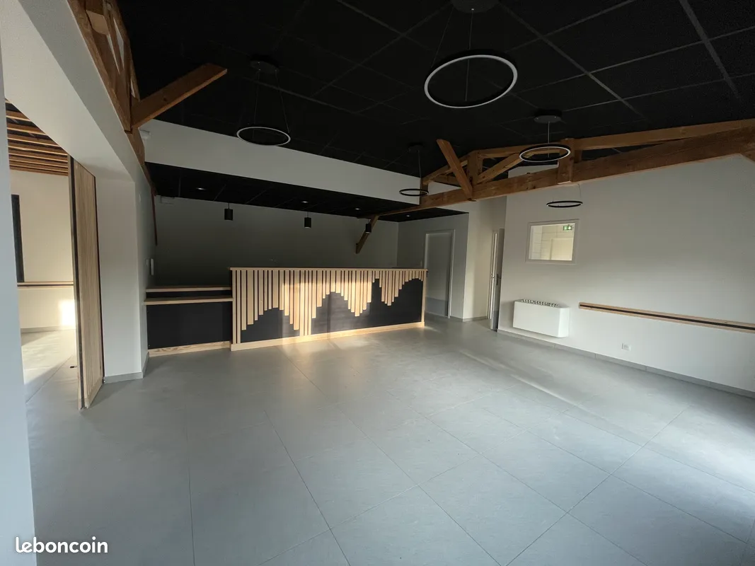 Ouverture du futur café-restaurant de Châtelneuf (42)
 
La commune : 
Située à une dizaine de kilomètres de Montbrison, en direction de St Bonnet-le-Courreau et Chalmazel, Châtelneuf est une petite commune de moyenne montagne de 348 habitants. Son relief est accidenté et dominé par le pic du Mont Semiol à 1020 mètres. Ce relief permet un point de vue très large sur la plaine du Forez et les montagnes. Cette commune se compose d’un bourg et de sept hameaux. L’activité agricole et traditionnelle est toujours très présente dans notre commune avec quinze exploitations qui produisent essentiellement du lait pour la fabrication de la « fourme de Montbrison ». La proximité de Montbrison a permis de nombreuses constructions et ainsi provoqué une augmentation sensible de la population. L’école, l’artisanat, de nombreuses associations y sont très dynamiques et contribuent au développement et au bien-vivre de cette petite commune. 
 
Les travaux d'aménagement du local sont en cours et seront finis fin 2024. 
 
Activités possibles : restauration, bar, épicerie, dépôt de pain, relais colis.
 
Le local : 
● Entièrement refait à neuf 
● Cuisine professionnelle à disposition (équipement, matériel, ustensiles) : 21m² 
● Bar et salle avec « du cachet »  
● Superficies : salle : 50m² (35pax), épicerie/bar : 30m², terrasse : 36m² (40pax) 

Contrat proposé :  location (bail commercial 3-6-9) des éléments composant le café ( local, matériel, Licence IV).
 
Aspects financiers :  
● Apport financier pour stock produits et trésorerie initiale à prévoir : 7 à 10K€ 
● Loyer mensuel : 450€HT 
 
Profil de gérant recherché :  
● Vous possédez des vraies qualités de commerçant et une vive volonté d’entreprendre.  
● Vous souhaitez vous engager en faveur de la ruralité et en comprenez les enjeux.  
● Vous justifiez d’une expérience significative dans le secteur de la restauration et maitrisez les techniques culinaires essentielles, ainsi que les normes d’hygiène et de sécurité.  
● Vous avez des bases solides en gestion et faites preuve de rigueur et d’organisation