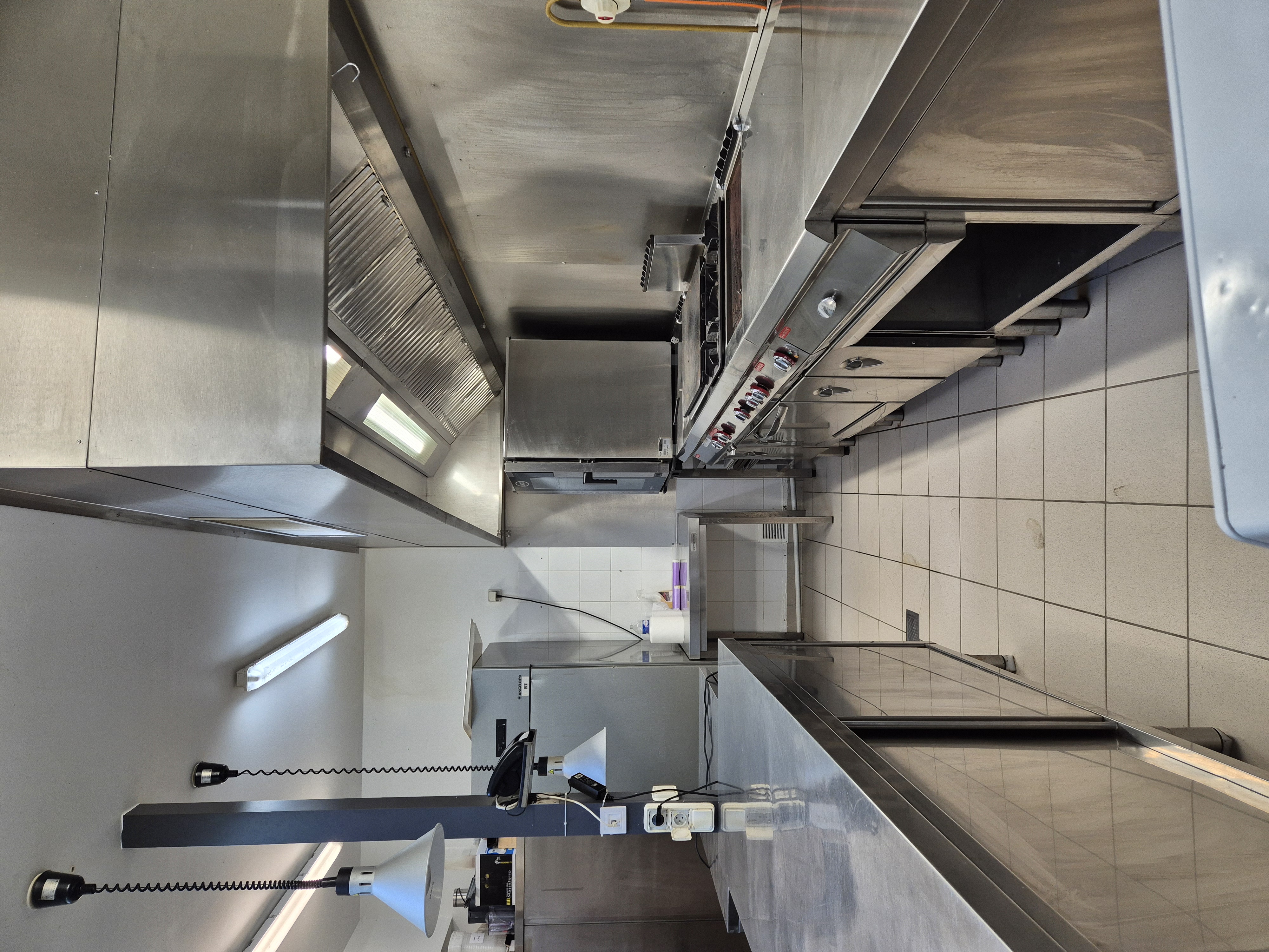 Situé au cœur de Saint-Martin-le-Redon, village paisible et touristique du Lot, nous cédons le fonds de commerce du "Loup Blanc". 

C’est l’opportunité parfaite pour un couple ou une famille cherchant à allier une activité de restauration rentable et une qualité de vie privilégiée.

💎 UNE AFFAIRE SAINE ET IMMÉDIATEMENT OPÉRATIONNELLE : L'établissement est logé dans une bâtisse bourgeoise du XVIIIème siècle de 330m², entièrement rénovée avec soin. Aucun travaux n'est à prévoir.

•	Capacité : 40 couverts en salle (charme des pierres et poutres) et 40 couverts en terrasse sur une place piétonne calme.
•	Équipement Pro : Cuisine de 40m² complète et parfaitement entretenue (Hotte révisée Janvier 2026).
•	Confort thermique : Pompes à Chaleur air/eau. Climatisation réversible, isolation haute performance et double vitrage pour des charges maîtrisées.

🚀 PROJET DE VIE ET POTENTIEL DE DÉVELOPPEMENT : En plus du restaurant, vous disposez d'un levier de croissance immédiat :
•	4 Chambres d'hôtes : Elles sont prêtes à l'emploi (salles d'eau privatives, sets de linge complets fournis) mais ne sont pas exploitées à ce jour.
•	Espace Bien-être : Une cour intérieure offre le potentiel pour installer un SPA ou un espace détente.
•	LICENCE IV : Incluse dans la cession.

🏠 UN LOGEMENT DE FONCTION PENSÉ POUR LA FAMILLE : Le bail inclut un appartement de 95m² à l'étage (2 chambres + 1  pièce pouvant faire office de bureau ou de chambre, salon, cuisine) disposant de sa propre terrasse privative. C'est le cadre idéal pour s'installer sereinement avec des enfants.

📍 ENVIRONNEMENT ET CHIFFRES :
•	Localisation : À 5 min du Château de Bonaguil (70 000 visiteurs/an), proximité des vignobles de Cahors et Golf 9 trous à 500m.
•	Chiffre d’Affaires moyen : > 310 000 € HT (croissance +10%/an).
•	EBE 28400€
•	Loyer exceptionnel : 1 200 € / mois CC (logement inclus), soit 4,6% du CA. (Bail incluant restaurant  : 800€/mois + logement de 95m² 400€/mois)
•	Masse salariale actuelle de 130 000 €. Le fonds est cédé sans personnel, offrant donc une grande flexibilité de gestion pour un couple ou une équipe familiale.

Prix de cession : 118 000 € (Vente directe propriétaire).