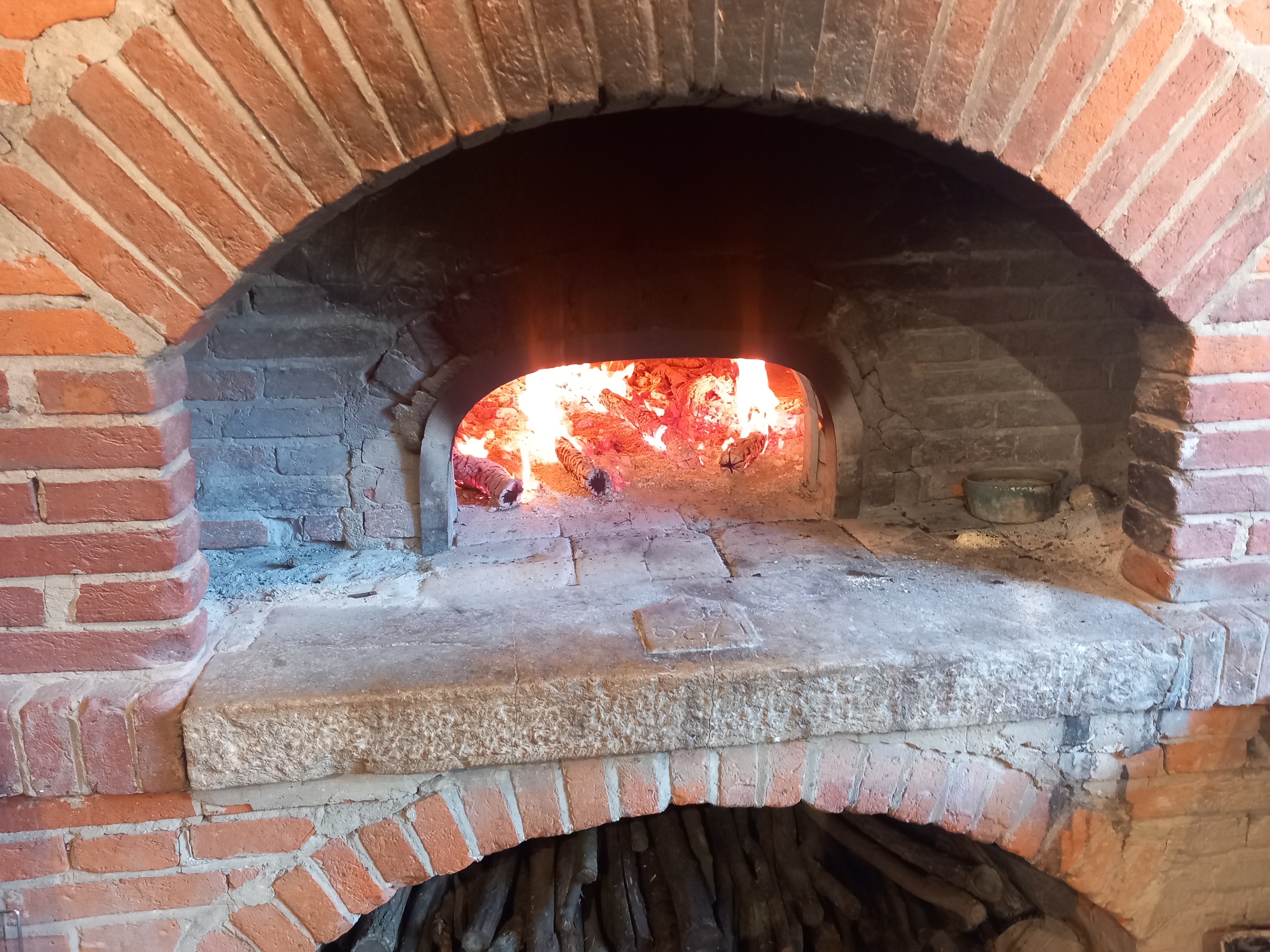 Fabrication et vente pains, tartes, brioches, pizzas cuits au feu de bois
2 labos, 2 chambres  froide ,pétrins
Cultivons notre blé pour la farine
2 marchés par semaine
Magasin ouvert vendredi et samedi matin
Cessation d'activité le 31 12 2025 retraite
Maison d'habitation à vendre