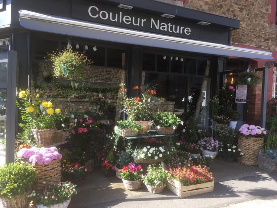 À vendre fond de fleurs, créé entièrement il y a 25 années fort.
50 m2 de surface de vente et 30 m2 d'atelier et réserve.
Bel emplacement grande visibilité
Grand bourg commerçant dynamique.
Bonne orientation pour exposer Vos créations à l extérieur.
Facilité pour se garer à proximité
Entretien et amélioration régulières de l ensemble du bâtiment: beaucoup de charme : vitrine et porte (1 an) . 
Population de bord de mer, local ,secondaire et touristique en augmentation.
CA en progression constante pouvant encore évoluer.
Vente du fond + loyer