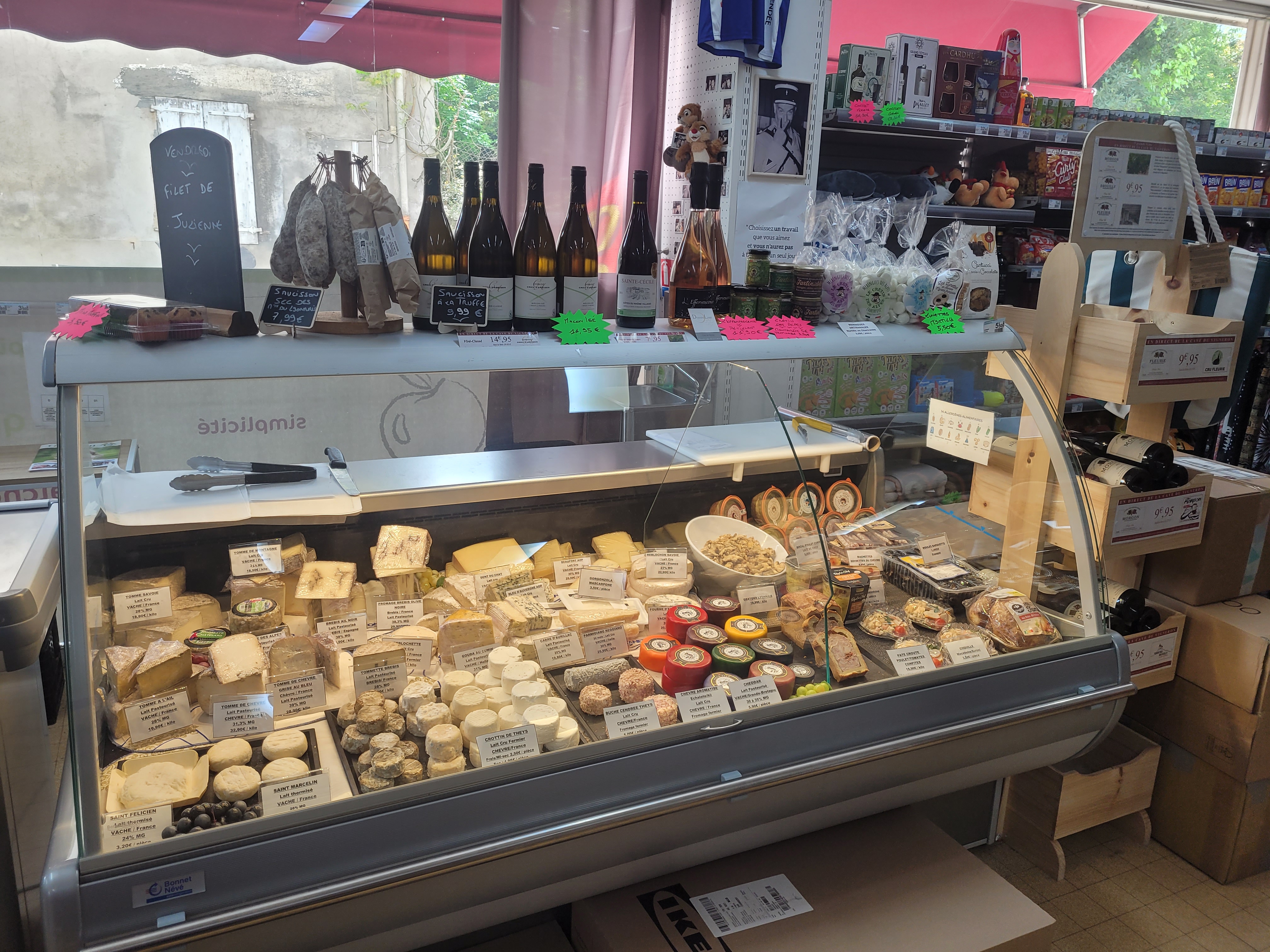 Epicerie clés en mains dans un village dynamique proche de toutes commodités (écoles,  gare, autoroute..) située entre Grenoble et Chambéry et à 20 minutes de la 1ere station de ski.
Surface de 160m2 (80 de surface de vente et 80 de réserve) avec un loyer de 950 euros.
Clientèle multiple : tout âge,  régulière et de passage,  collectivités (mairie, écoles, maison des anciens et clubs sportifs).
Divers services proposés : livraison, pressing, colis...
Pas de reprise de salariés.
Nous contacter pour plus d'informations