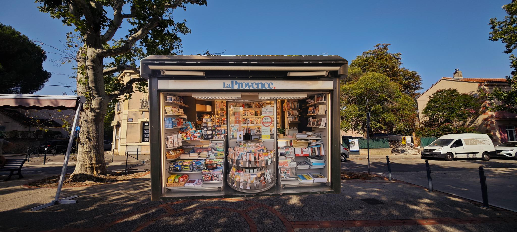Sur un très bel emplacement au cœur du quartier des Milles (cours Marcel Brémond) à Aix en Provence, nous vous proposons d'être un acteur local en devenant kiosquier « presse – loto – multiservices ».

Pour votre information, le kiosque sera posé uniquement quand le candidat sera trouvé et prêt à ouvrir (début 2027).

En tant que gérant indépendant enregistré au Registre du Commerce (non salarié, SAS, SASU, SARL, EURL, EI, micro-entreprise…), vous animerez ce kiosque.

Idéal pour un complément de revenu, les retraités sont les bienvenus.

Vous disposerez de ce kiosque de 12m² sans droit d’entrée, sans investissement dans un pas de porte ou fonds de commerce avec de faibles charges :

Loyer 200€ HT mensuel, dépôt de garantie 720€
Electricité
Assurance
Routeur ou box 4G
Caisse informatisée spécifique à la presse(Strator, Bimedia, JDC…): entre 80 et 100€/mois
Un fond de roulement/trésorerie d'au moins 5000€ est conseillé pour votre fonctionnement
Contrat de 2 ans renouvelable jusqu'en décembre 2033 (le renouvellement de la convention "kiosque" sera étudié  après cette date)

Un agrément de diffuseur de presse en effectuant une formation obligatoire vous sera délivré. Le dépôt de presse CPMM (à Gignac la Nerthe) vous informera des conditions et vous expliquera le métier ; aussi,  il vous livrera quotidiennement les journaux.

Un autre dossier sera à présenter pour les jeux (PMU/ “la Française des Jeux/FDJ”). Prévoyez 2 à 3 mois avant une ouverture(avec les jeux).

Les activités exercées sont principalement, la presse :

Presse nationale(commission 23%) et régionale(commission 14%)
Les jeux de la Française des jeux (FDJ): jeux de grattage, tirage (commission 5%)
Les souvenirs, les cartes postales, librairie, petits relais colis, bimbeloterie…
Les boissons, les glaces emballées, les confiseries, la conciergerie…

Nous pourrons étudier ensemble d'autres services pour le kiosque (artisanales ou autres).

Vos revenus proviendront des commissions

Les jours et horaires d'ouverture seront établis ultérieurement mais généralement, 8h à 12h30 et 15h30 à 18h toute la semaine ; adaptable au gré des saisons.
(Vous pouvez bien entendu prévoir un jour de fermeture comme le lundi et  ouvrir le dimanche matin qui généralement est un jour à fort potentiel)

Je reste à votre écoute pour vous apporter plus de détails.
