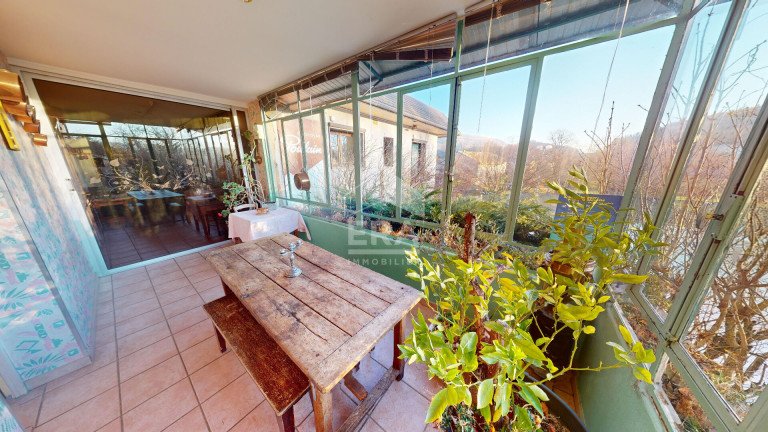 Dans le calme et la verdure à EVOSGES,  découvrez un hôtel de caractère. Bâtiment  en pierre des années 1950. Ce complexe immobilier d'environ 495m² habitables est situé entre LYON et GENEVE à 1 heure, à 25 min d'AMBERIEU-EN-BUGEY, des axes autoroutiers.
La bâtisse offre un  potentiel d'évolution avec ces différentes pièces, (possibilité achat du matériels par le fond de commerce). Une salle à manger avec vue sur la piscine, une magnifique réception avec son petit salon pour recevoir les clients, une chambre au normes PMR, toilettes et lave mains. Un escalier nous dessert les 18 chambres soit 8 chambres avec baignoires 3 chambres chambres avec douches au normes, (7 chambres à revoir, avec la possibilité de créé un logement de fonction).  En extérieur, une terrasse dans un environnement champêtre et piscine. Cave et Parking.