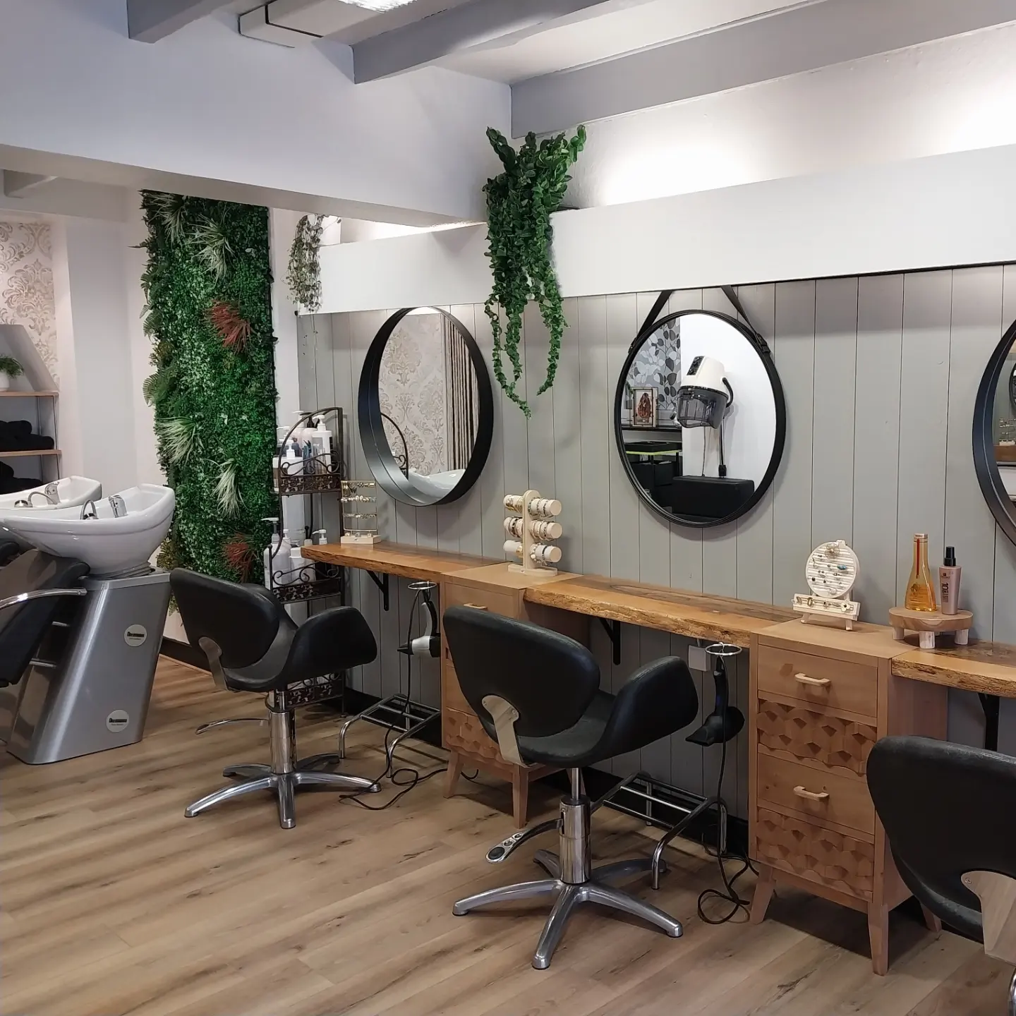 Situé au cœur du centre historique de Bretenoux, charmante commune commerçante et dynamique de la vallée de la Dordogne lotoise, ce salon de coiffure mixte offre une belle opportunité professionnelle.

Entièrement rénové en août 2023, l’établissement présente un cadre moderne et élégant. Il est équipé de 4 postes de coiffage et de 2 bacs à shampooing, dans un espace optimisé et agréable.

Le local bénéficie d’un emplacement stratégique sur un axe très fréquenté, offrant une excellente visibilité. Il est également pratique grâce à des possibilités de stationnement juste devant et à proximité.

Le salon jouit d’une excellente réputation et d’une clientèle locale fidèle. Une employée expérimentée, présente depuis plus de 12 ans, garantit une continuité et une stabilité précieuses. La saison estivale voit également affluer une clientèle touristique, portée par l’attrait du territoire.

Une affaire idéale pour un(e) professionnel(le) souhaitant lancer ou développer son activité dans un environnement accueillant et porteur.

Surface : salon de 40m² + réserve
Loyer : 450 Euros
Prix de vente du fond de commerce : 40 000 €
